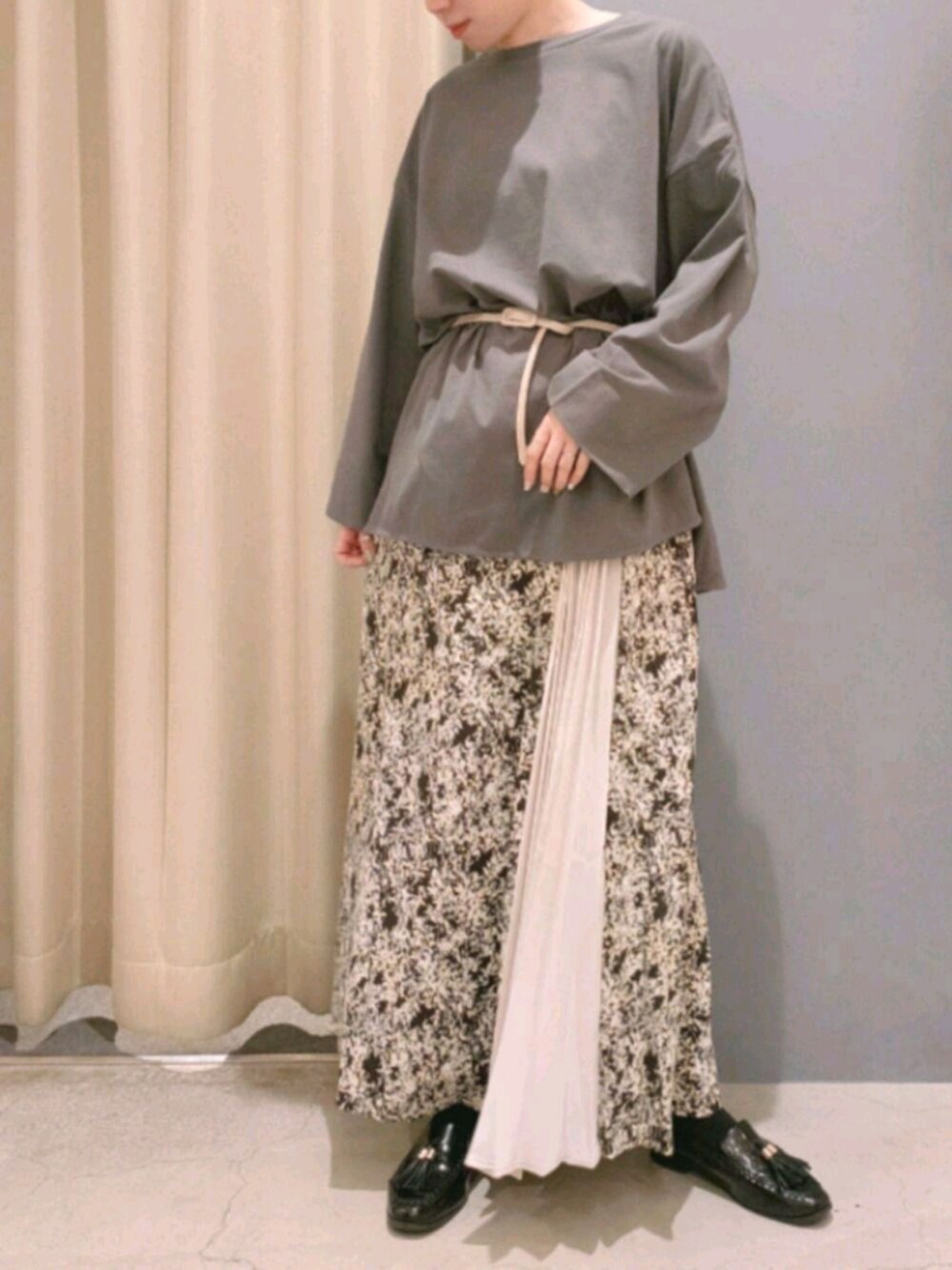 「アメリカンホリック、アメホリ、AMERICAN HOLIC、きれいめカジュアル、低身長、スカート、おしゃれさんと繋がりたい、ootd、プチプラ、花柄スカート」｜「AMERICAN HOLICのFlower切り替え部分プリーツスカート　＊（スカート、ブラック系）」を使った、︎︎︎︎mai‪︎‬🌷*ﾟさん（レディース・154cm）の春コーディネートの1枚目の写真