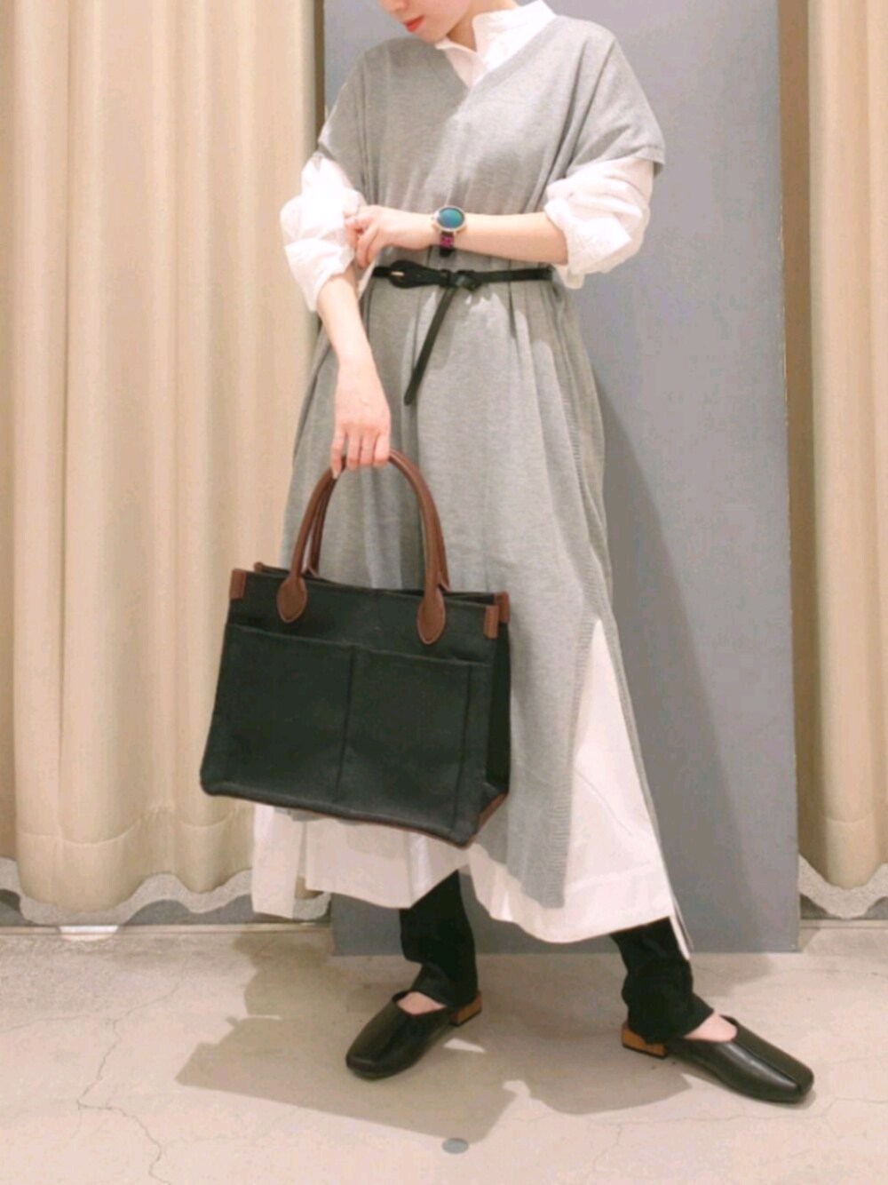 「アメホリ、アメリカンホリック、AMERICAN HOLIC、プチプラ、低身長、ワンピース、大人カジュアル、おしゃれさんと繋がりたい、ootd、レイヤードスタイル」｜「AMERICAN HOLICのサイドスリットバンドカラーフレアワンピース　＊●（シャツワンピース、ホワイト系）」を使った、︎︎︎︎mai‪︎‬🌷*ﾟさん（レディース・154cm）の春コーディネートの1枚目の写真