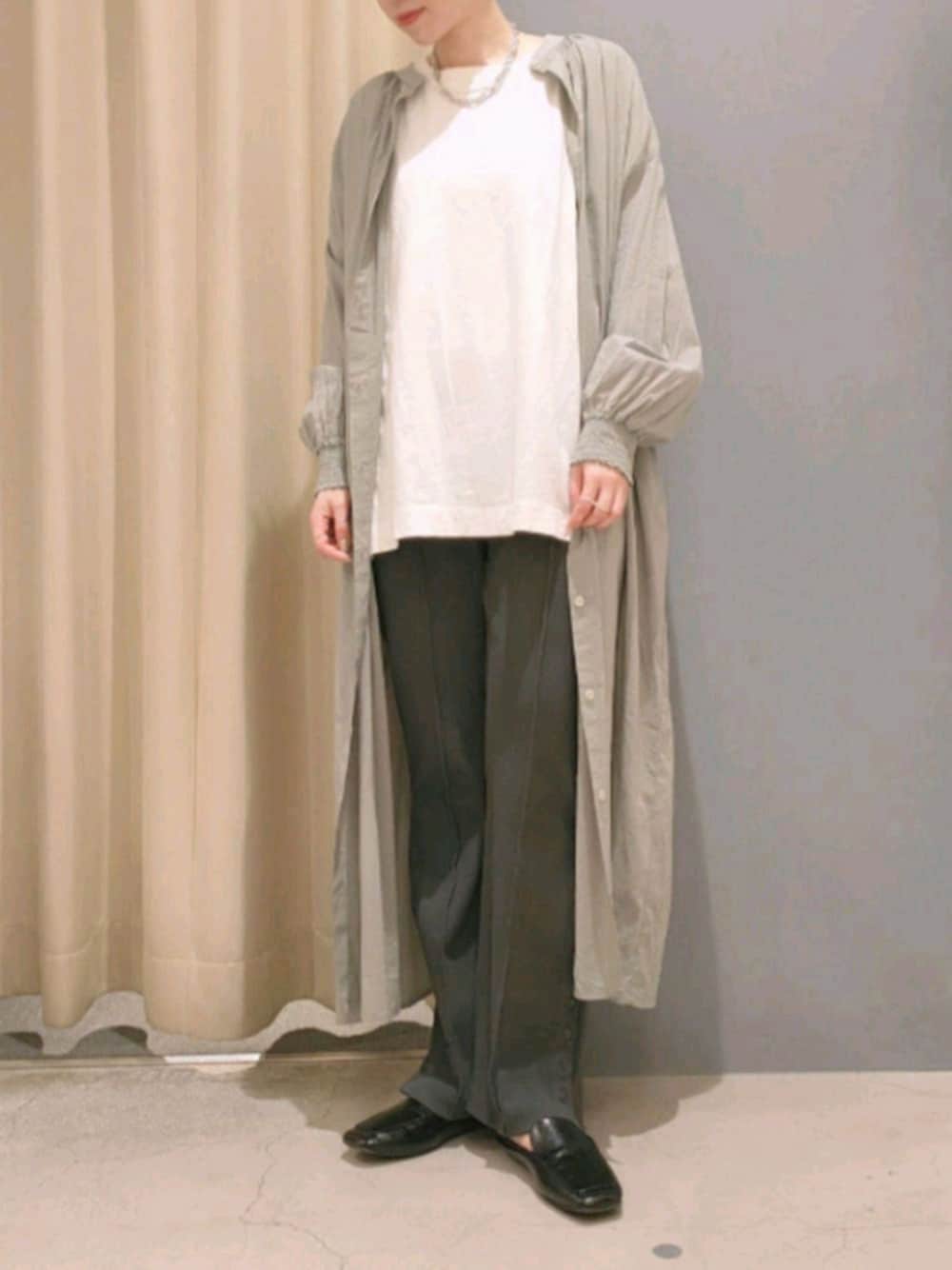 「アメホリ、アメリカンホリック、AMERICAN HOLIC、低身長、シャツワンピ、着回しコーデ、おしゃれさんと繋がりたい、ootd、シンプル、大人カジュアル」｜「CRAFT STANDARD BOUTIQUEのバック刺繍フロントボタンシャツワンピース　＊（シャツワンピース、グリーン系）」を使った、︎︎︎︎mai‪︎‬🌷*ﾟさん（レディース・154cm）の春コーディネートの1枚目の写真