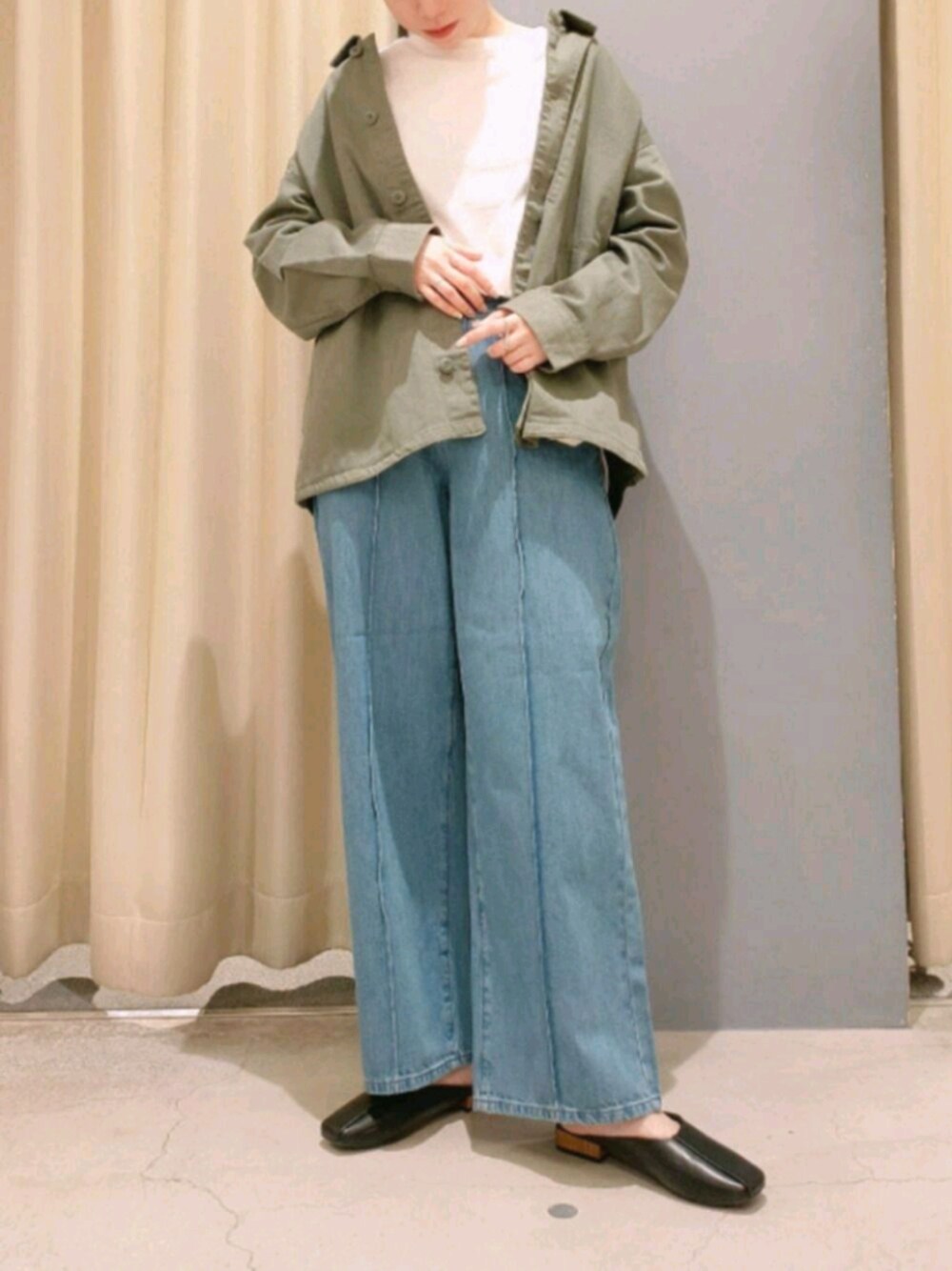「アメホリ、アメリカンホリック、AMERICAN HOLIC、デニム、低身長、ootd、おしゃれさんと繋がりたい、大人カジュアル、シンプル、春コーデ」｜「AMERICAN HOLICのポンチョ風カットチュニック（Tシャツ/カットソー、ホワイト系）」を使った、︎︎︎︎mai‪︎‬🌷*ﾟさん（レディース・154cm）の春コーディネートの1枚目の写真