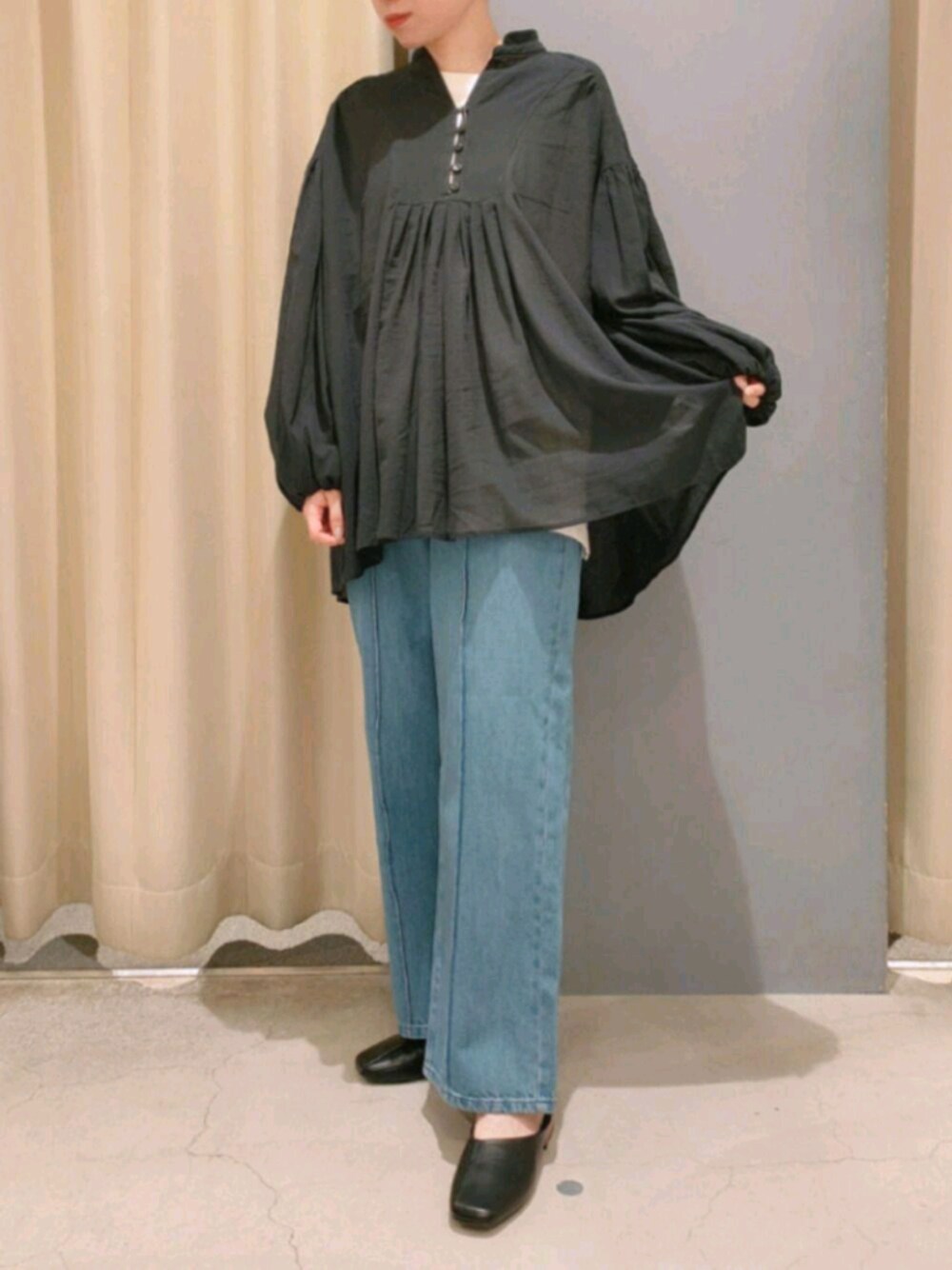 「アメホリ、アメリカンホリック、AMERICAN HOLIC、デニム、ブラウス、低身長、プチプラ、おしゃれさんと繋がりたい、ootd、シンプル」｜「AMERICAN HOLICのピンタックスキッパーチュニック（シャツ/ブラウス、ブラック系）」を使った、︎︎︎︎mai‪︎‬🌷*ﾟさん（レディース・154cm）の春コーディネートの1枚目の写真