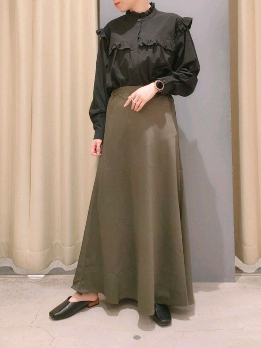 「アメリカンホリック、AMERICAN HOLIC、フリル、ブラウス、ロングスカート、おしゃれさんと繋がりたい、ootd、きれいめカジュアル、低身長、プチプラ」｜「AMERICAN HOLICのスタンドフリルブラウス（シャツ/ブラウス、ブラック系）」を使った、︎︎︎︎mai‪︎‬🌷*ﾟさん（レディース・154cm）の春コーディネートの1枚目の写真