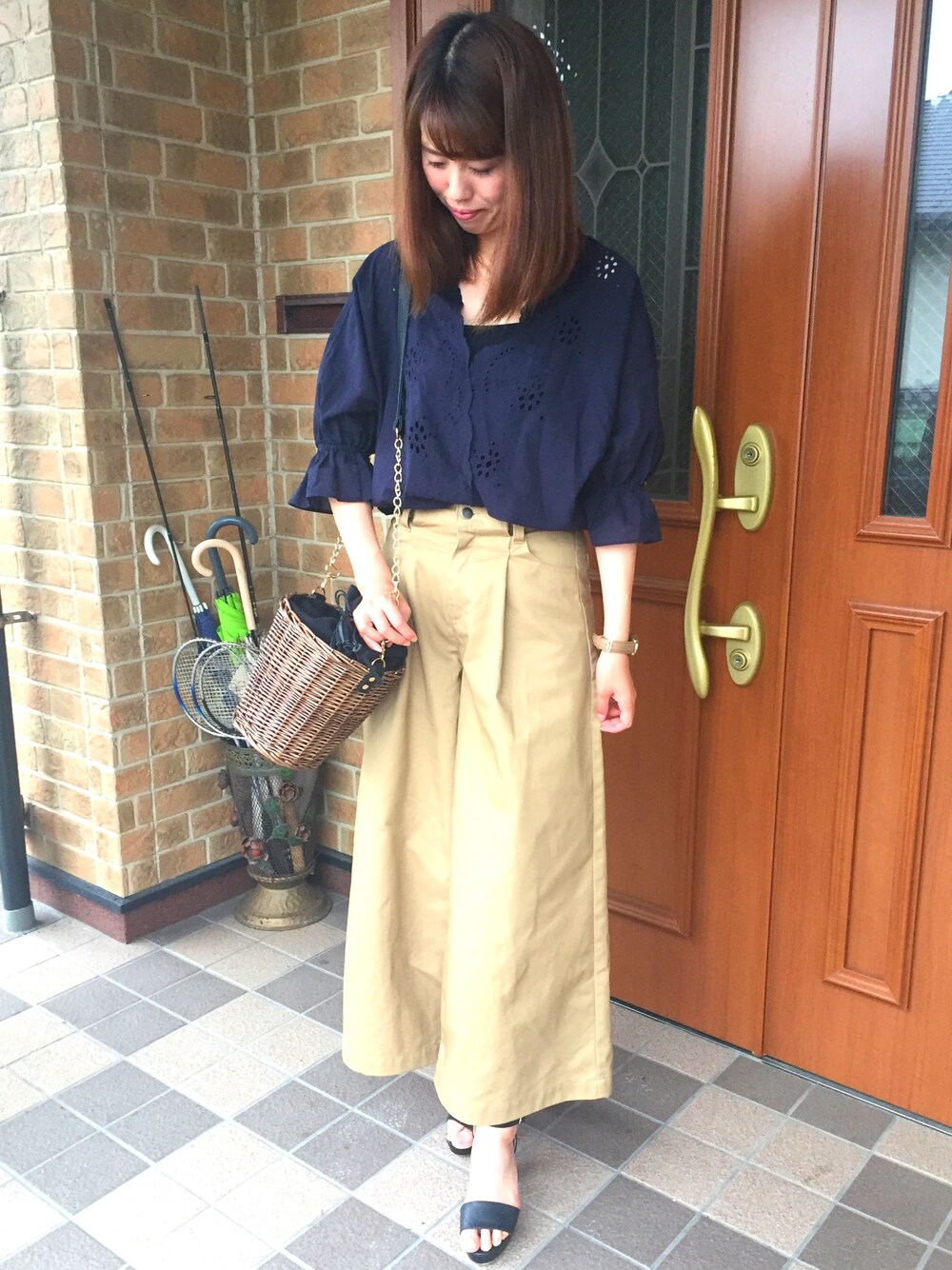 「カジュアル、ゆるコーデ、シンプル、プチプラ、ワイドパンツ、スカラップ、GU、かごバッグ」｜「JEANASISのタックワイドチノパンツ/735253（チノパンツ、ベージュ系）」を使った、⁂𝕂𝔸ℕ𝔸⁂さん（レディース・165cm）の夏コーディネートの1枚目の写真