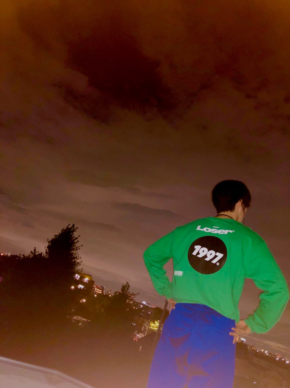 「ロンT、アディパン、アディダスオリジナルス、youthloser、タックイン、おしゃれさんと繋がりたい」｜「Youth Loserのアイテム（Tシャツ/カットソー、グリーン系）」を使った、きくちさん（メンズ・176cm）の夏コーディネートの1枚目の写真