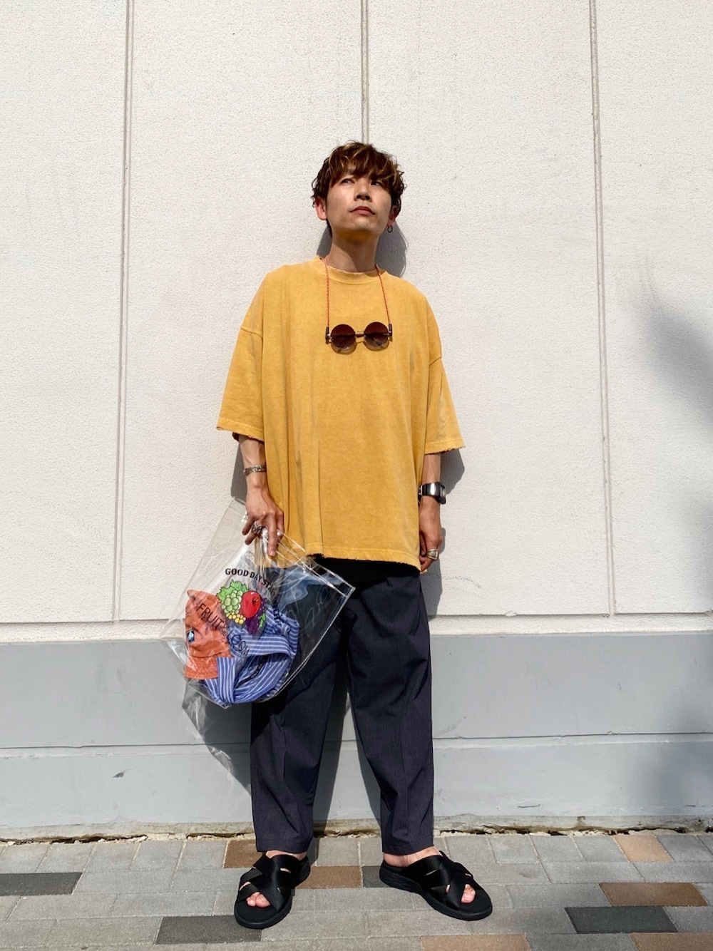 「大人カジュアル、お洒落さんとつながりたい、オーバーサイズ、プール、イエロー、サングラス」｜「niko and...のピグメントビッグTシャツ（Tシャツ/カットソー、イエロー系）」を使った、kneko2545さん（メンズ・162cm）の夏コーディネートの1枚目の写真