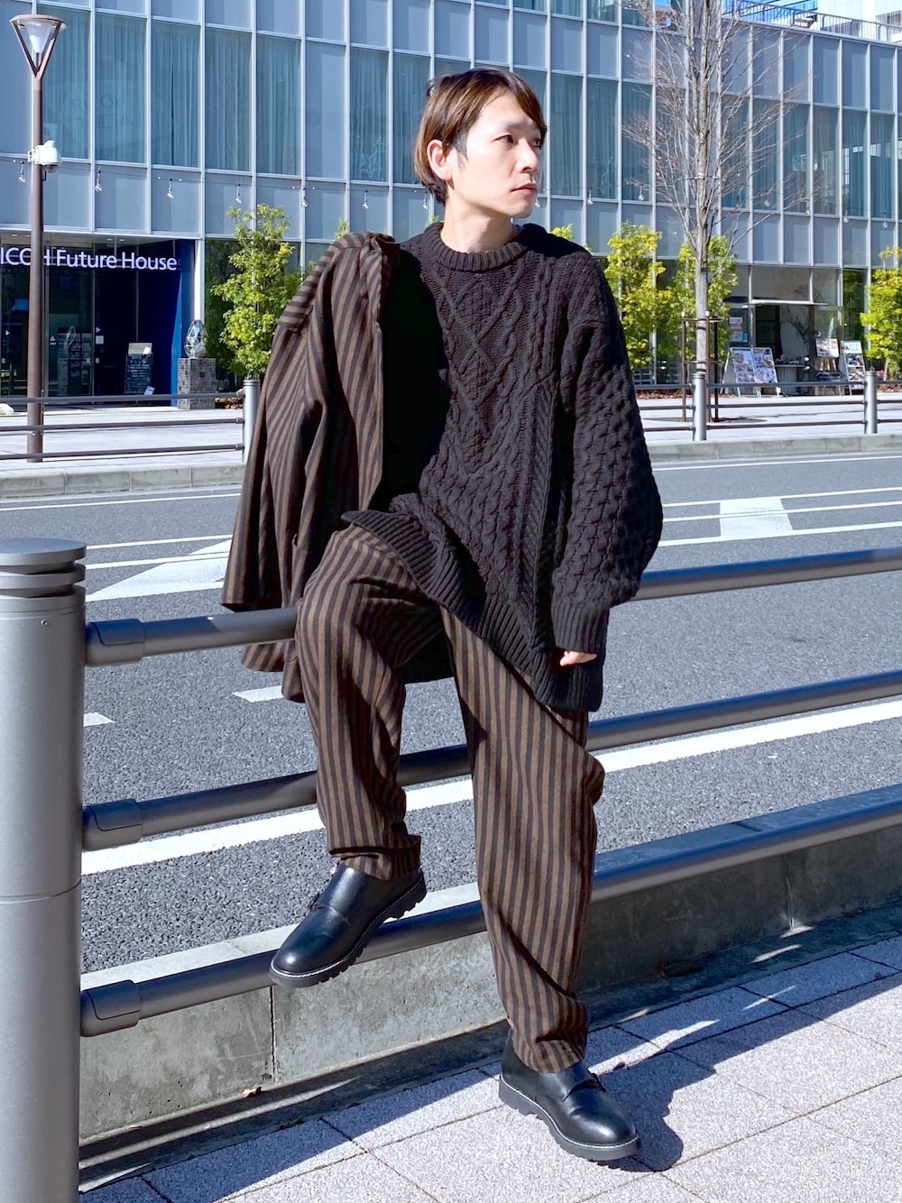 ベージュ系のニット/セーター、ベージュ系のテーラードジャケット、ブラウン系のその他パンツを着用したメンズの冬コーディネートの1枚目の写真