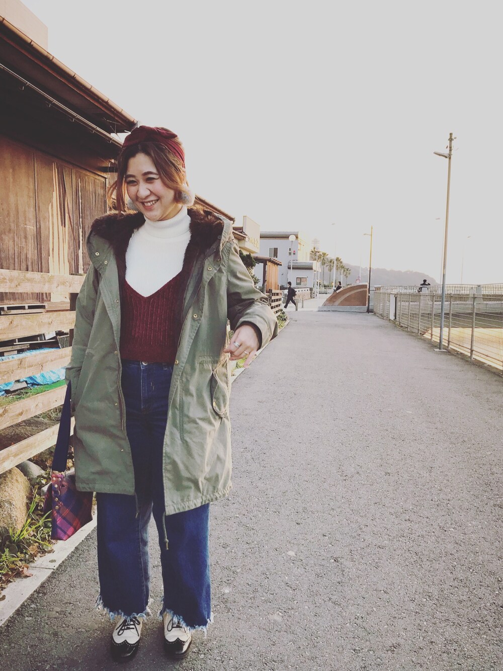 「モッズコート、ビスチェ×デニム、デニムパンツ、ボルドー、デート、ヘアアクセ、Vivienne Westwood、ZARA、LOWRYS FARM、nico and…」｜「nico and…のモールヤーン ニットビスチェ（その他トップス、レッド系）」を使った、Tomokaさん（レディース・152cm）の冬コーディネートの1枚目の写真