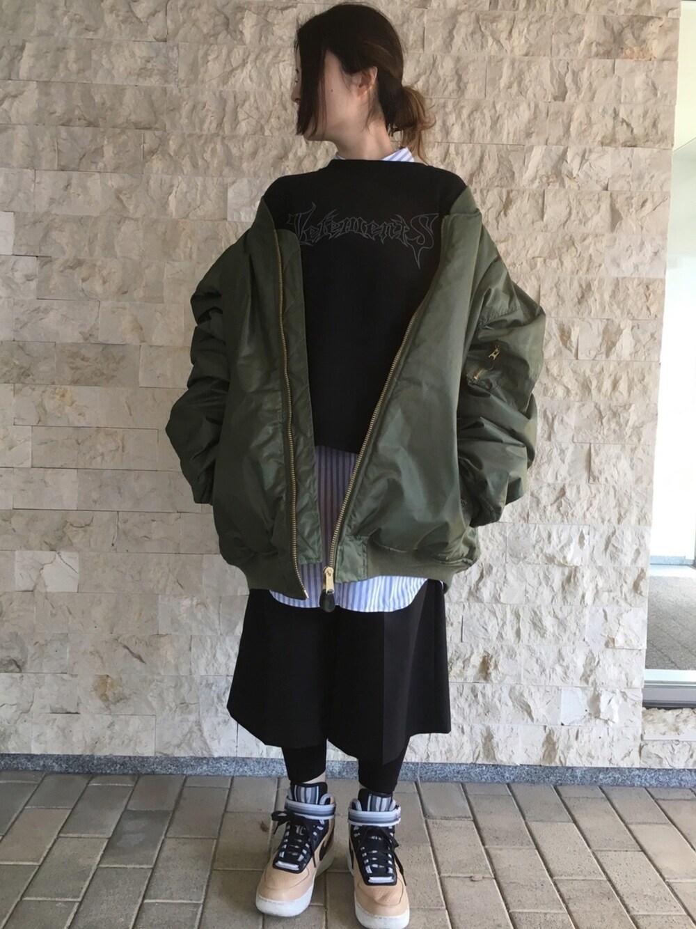 「vetements、COMME des GARCONS、HYKE」｜「VETEMENTSのアイテム（ジャケット/アウター、グリーン系）」を使った、Nさん（レディース・163cm）の冬コーディネートの1枚目の写真