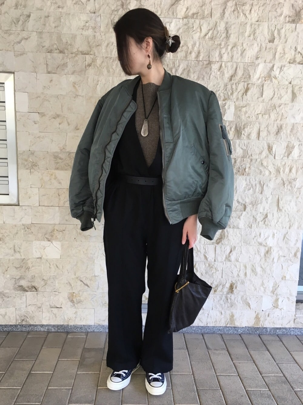 「fumikauchida、sawa takai、USA converse」｜「古着のアイテム（ジャケット/アウター、グリーン系）」を使った、Nさん（レディース・163cm）の冬コーディネートの1枚目の写真