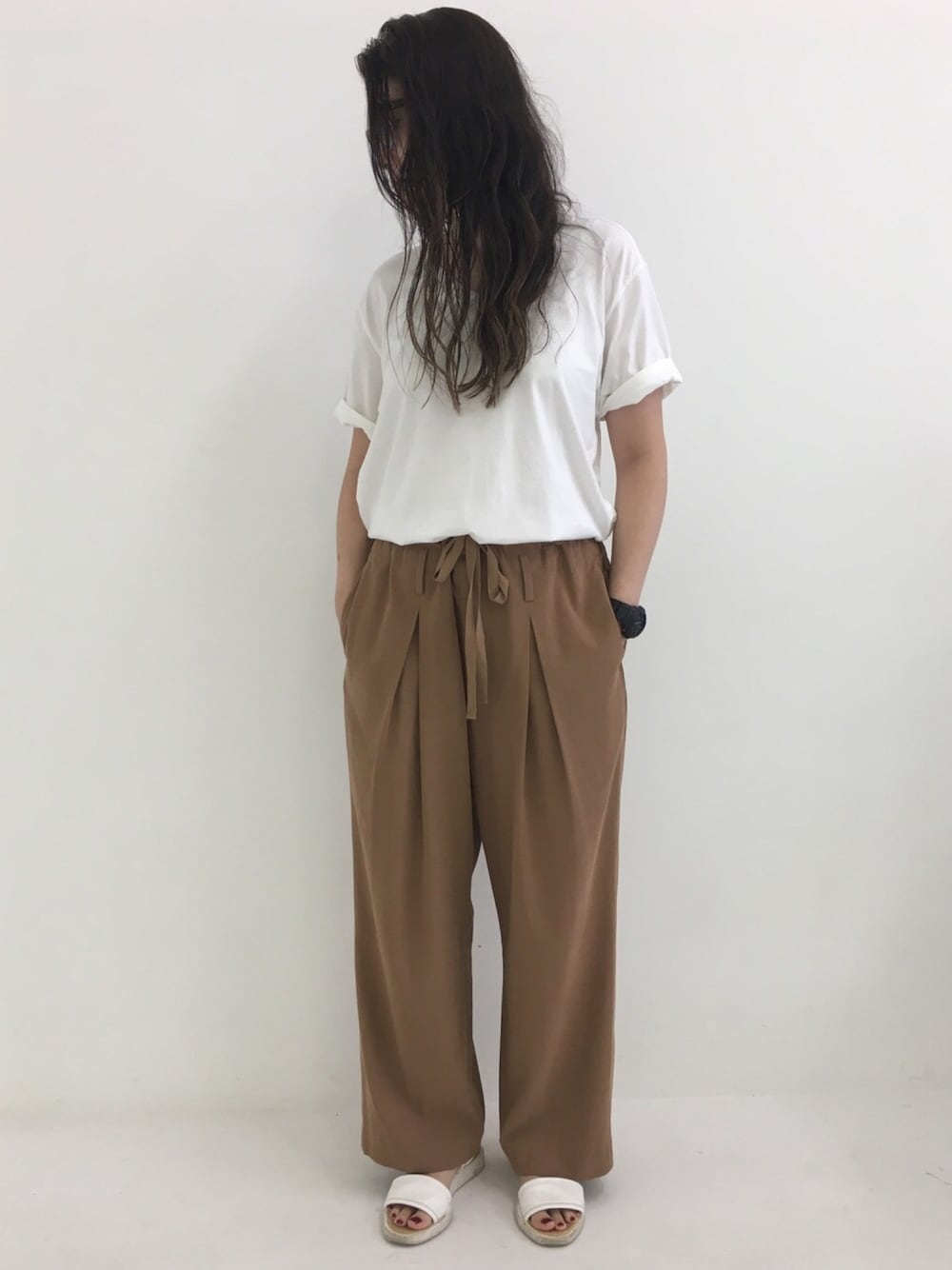 「TAKAHIROMIYASHITA The SoloIst. 、URU、MM6、UNUSED」｜「TAKAHIROMIYASHITATheSoloIst.のアイテム（Tシャツ/カットソー、ホワイト系）」を使った、Nさん（レディース・163cm）の夏コーディネートの1枚目の写真
