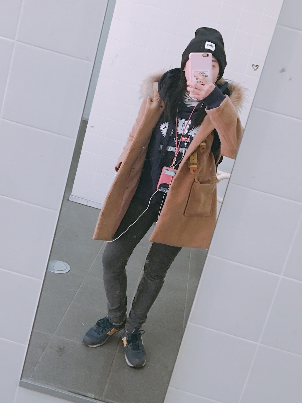 「スニーカー、スキニー、スキニーパンツ、黒、黒スキニー、パーカー、Australia、ハイネック、ニット帽、stussy」｜「韓国でのアイテム（スニーカー、ブルー系）」を使った、Ami さん（レディース・144cm）の冬コーディネートの1枚目の写真