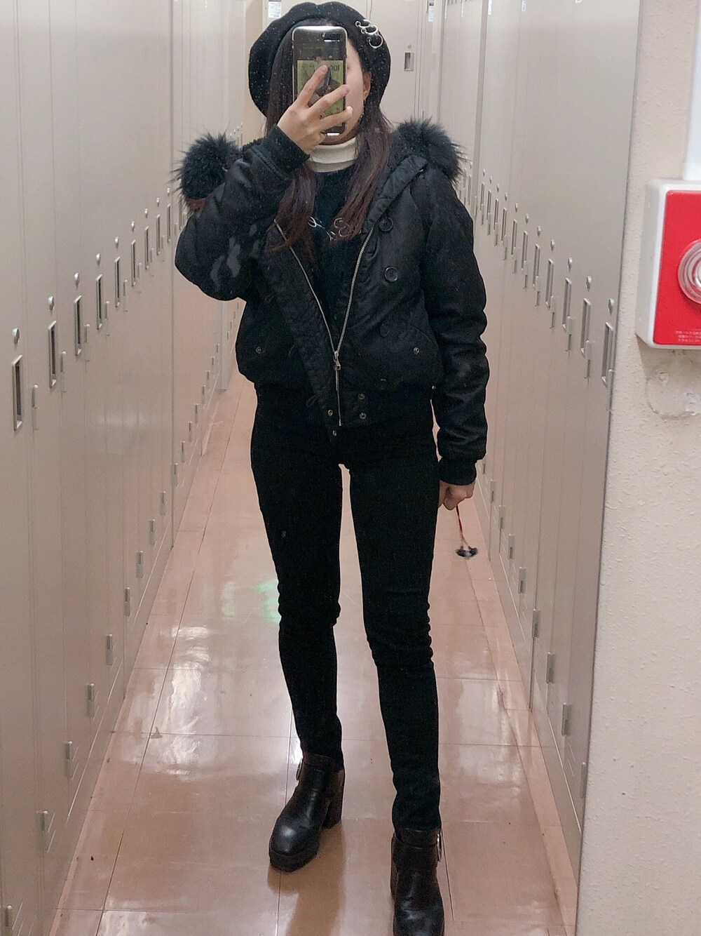 ブラック系のブーツ、ブラック系のデニムパンツ、その他のスウェットを着用したレディースの春コーディネートの1枚目の写真