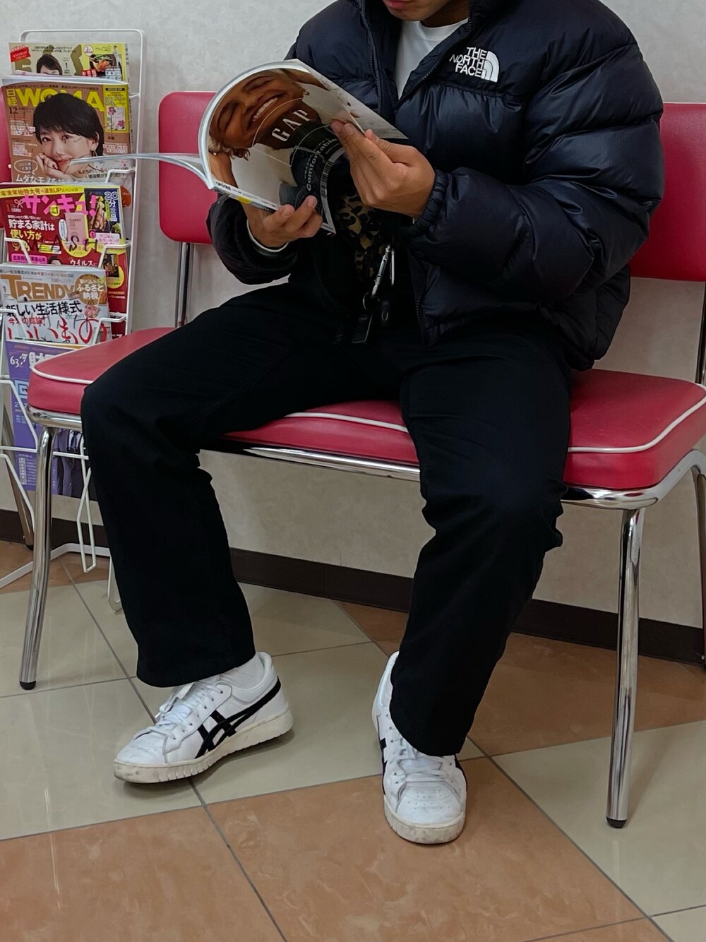 「ASICSのアイテム（スニーカー、ホワイト系）」を使った、seasoundさん（メンズ・170cm）の春コーディネートの1枚目の写真