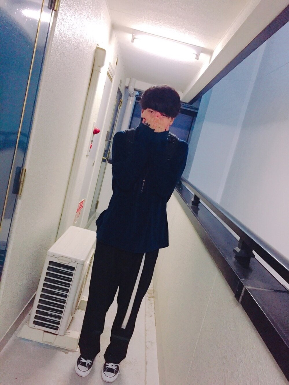 ブラック系のスニーカー、ブラック系のその他パンツ、ブルー系のTシャツ/カットソーを着用したメンズの夏コーディネートの1枚目の写真