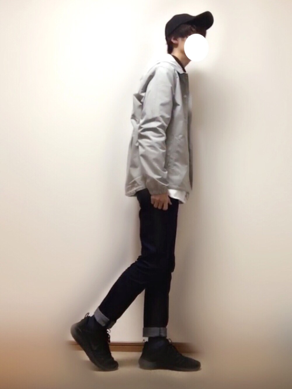 ブラック系のスニーカー、ブルー系のパンツ、ブラウン系のTシャツ/カットソーを着用したメンズの冬コーディネートの1枚目の写真