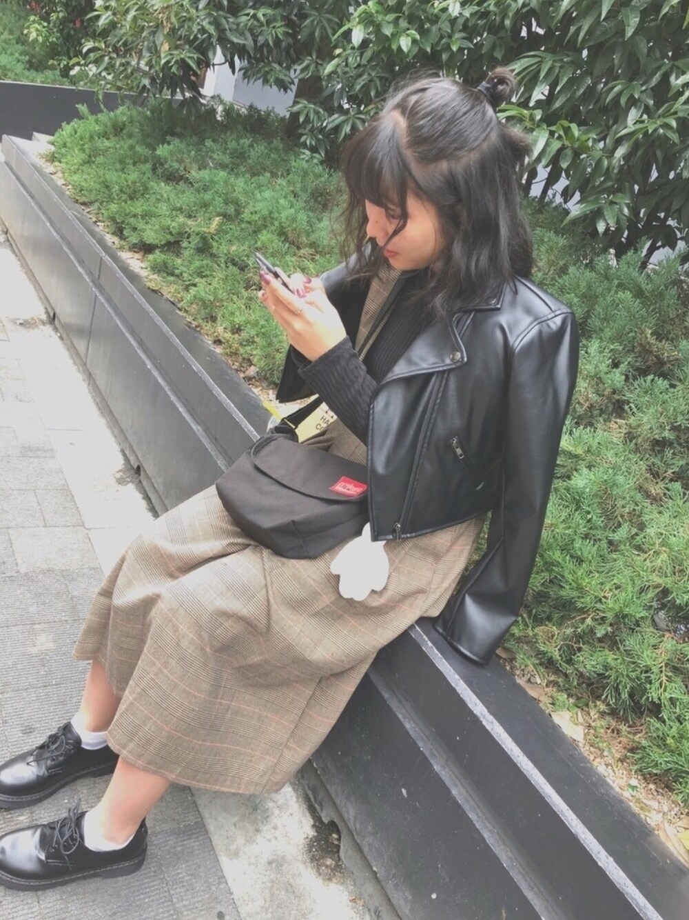 「黒、女の子っぽく、秋冬コーデ、162cm」｜「WEGOのアイテム（つなぎ/オールインワン、ベージュ系）」を使った、みんさん（レディース・161cm）の秋コーディネートの1枚目の写真