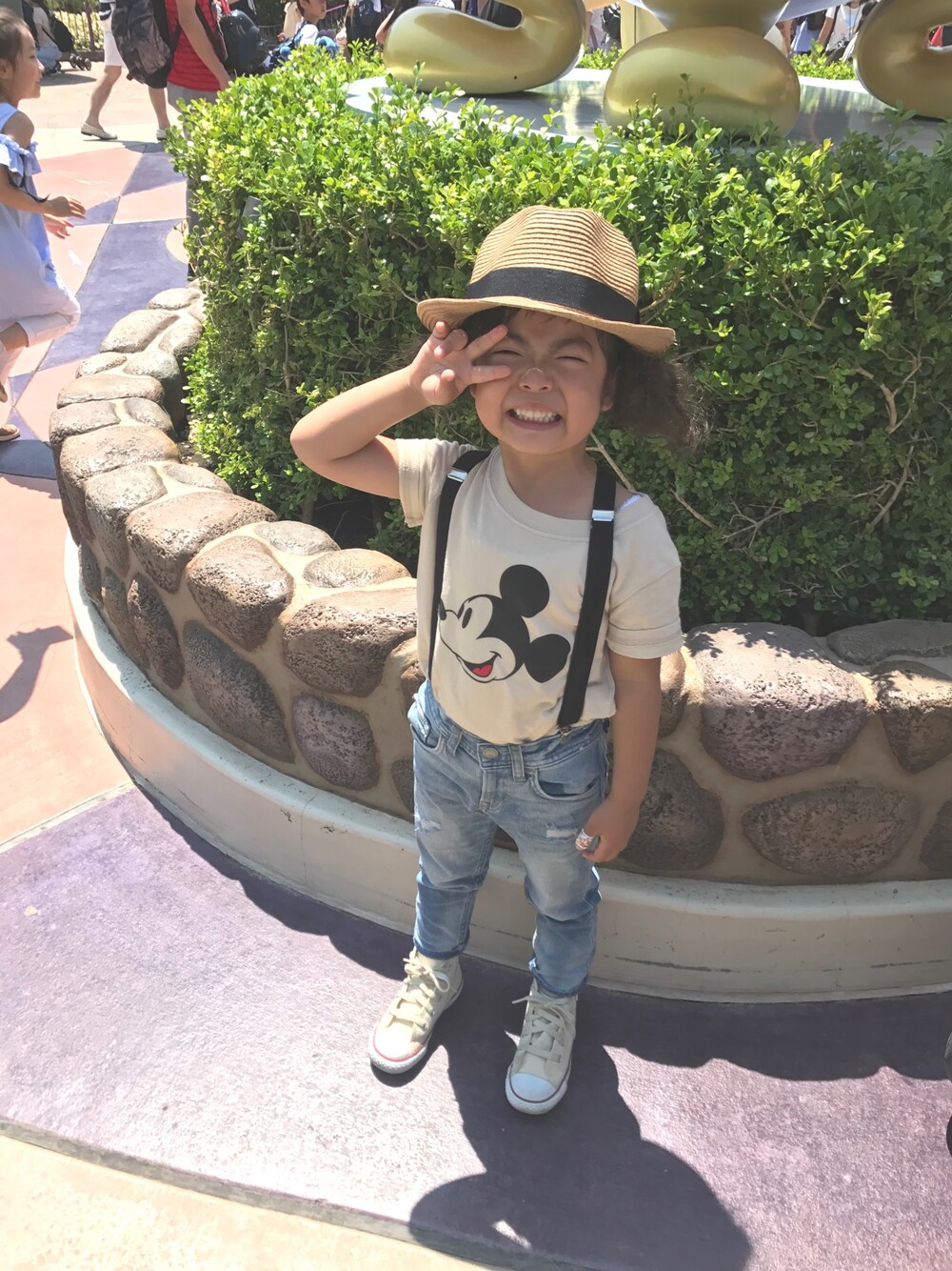 「Disneyland、disney、ディズニーコーデ、4歳、URBAN RESEARCH DOORS」｜「URBAN RESEARCH DOORSのミッキーTシャツ(KIDS)（Tシャツ/カットソー、ホワイト系）」を使った、Nene★さん（キッズ・100cm）の夏コーディネートの1枚目の写真