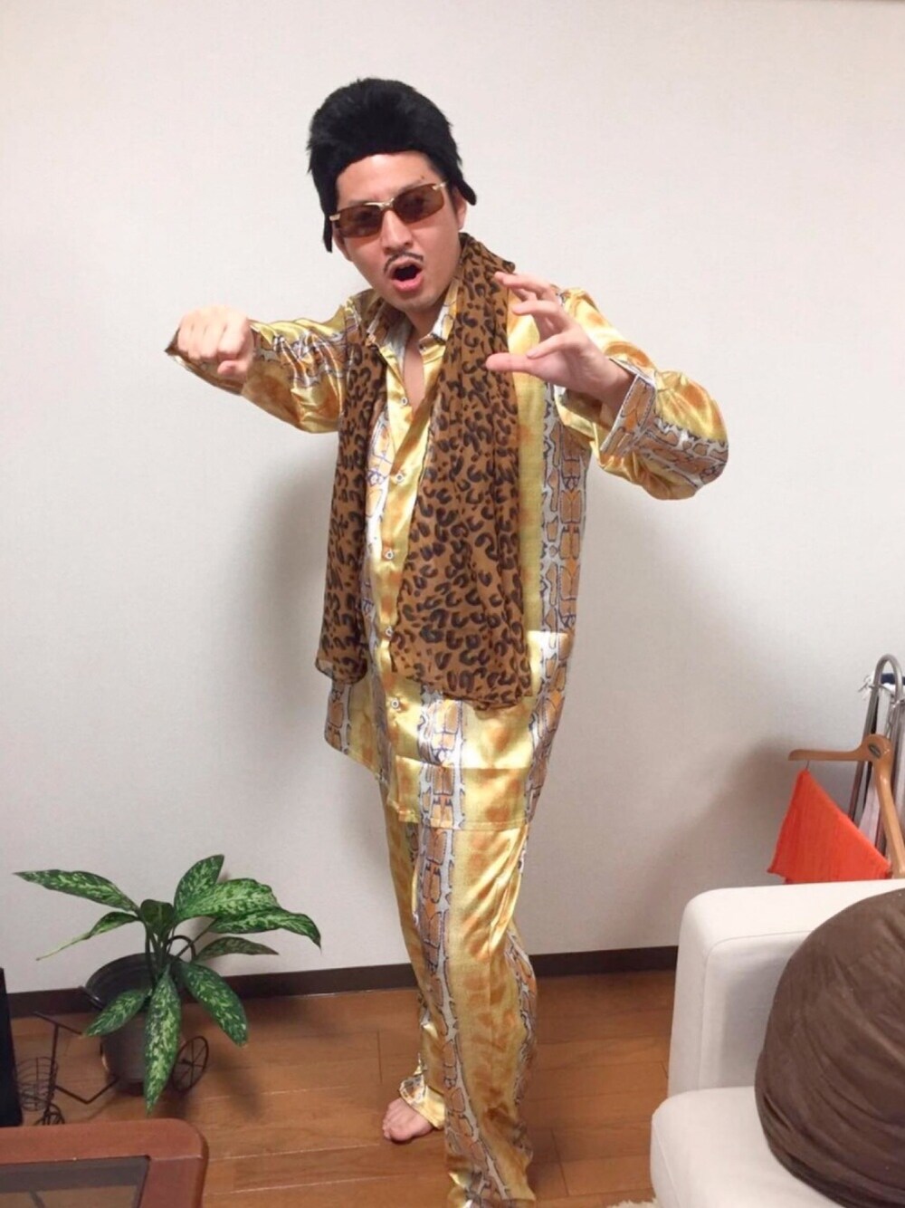 「PPAP、ピコ太郎、ペンパイナッポーアッポーペン、ゴールド、ヒョウ柄」｜「Penのアイテム（ペン類、ブラック系）」を使った、キョウスケさん（メンズ・173cm）の冬コーディネートの1枚目の写真