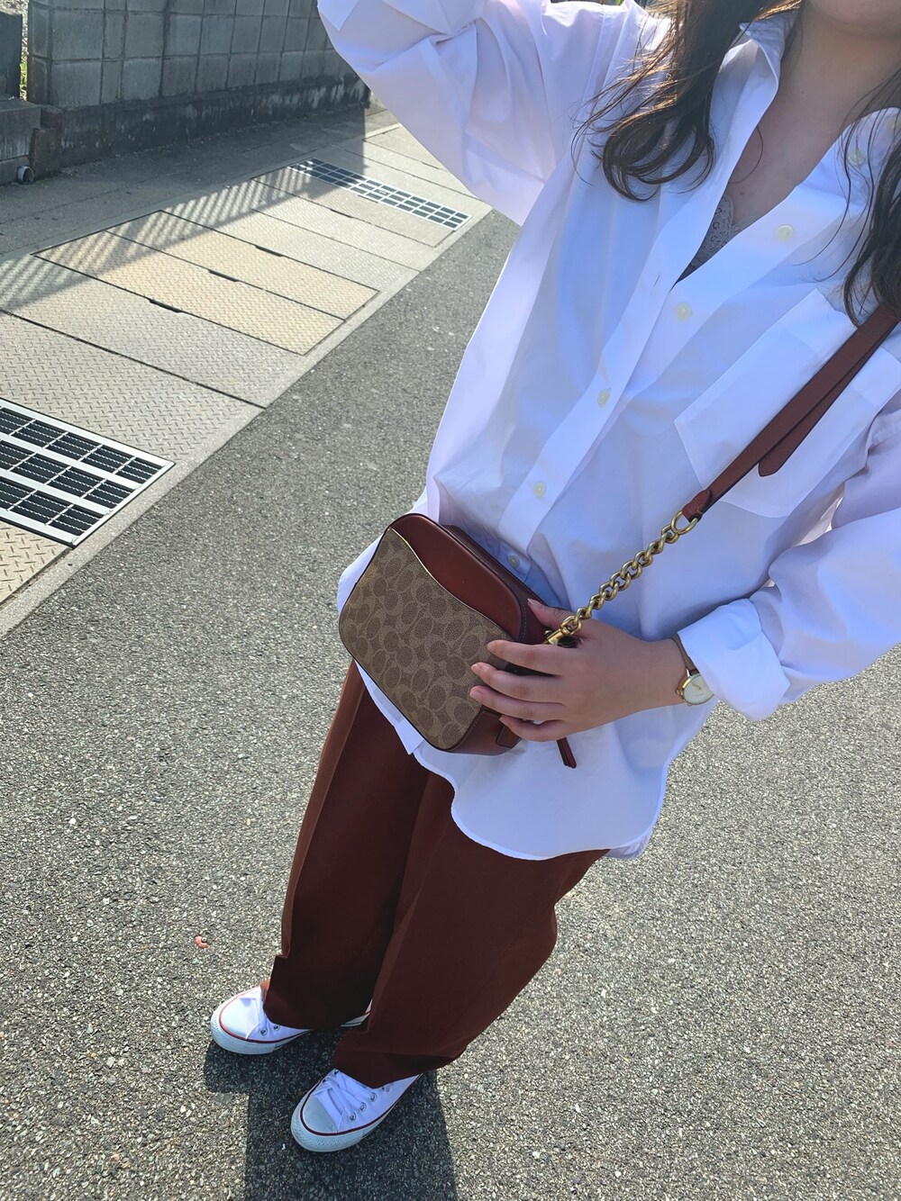 ブラウン系のバッグ、ブラウン系のその他パンツ、ベージュ系のタンクトップを着用したレディースの夏コーディネートの1枚目の写真