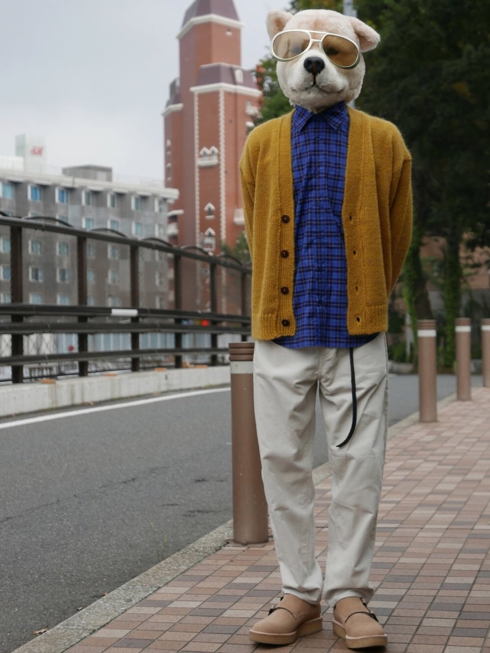 イエロー系のカーディガン/ボレロ、ブルー系のシャツ/ブラウス、ホワイト系のその他パンツを着用したメンズの秋コーディネートの1枚目の写真