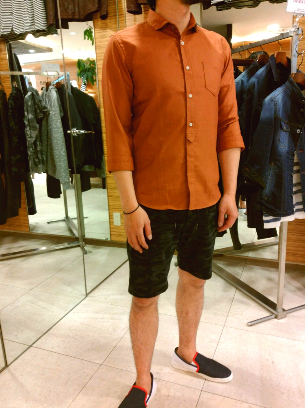 オレンジ系のシャツ/ブラウス、ブラック系のその他パンツ、ブルー系のスリッポンを着用したメンズの春コーディネートの1枚目の写真