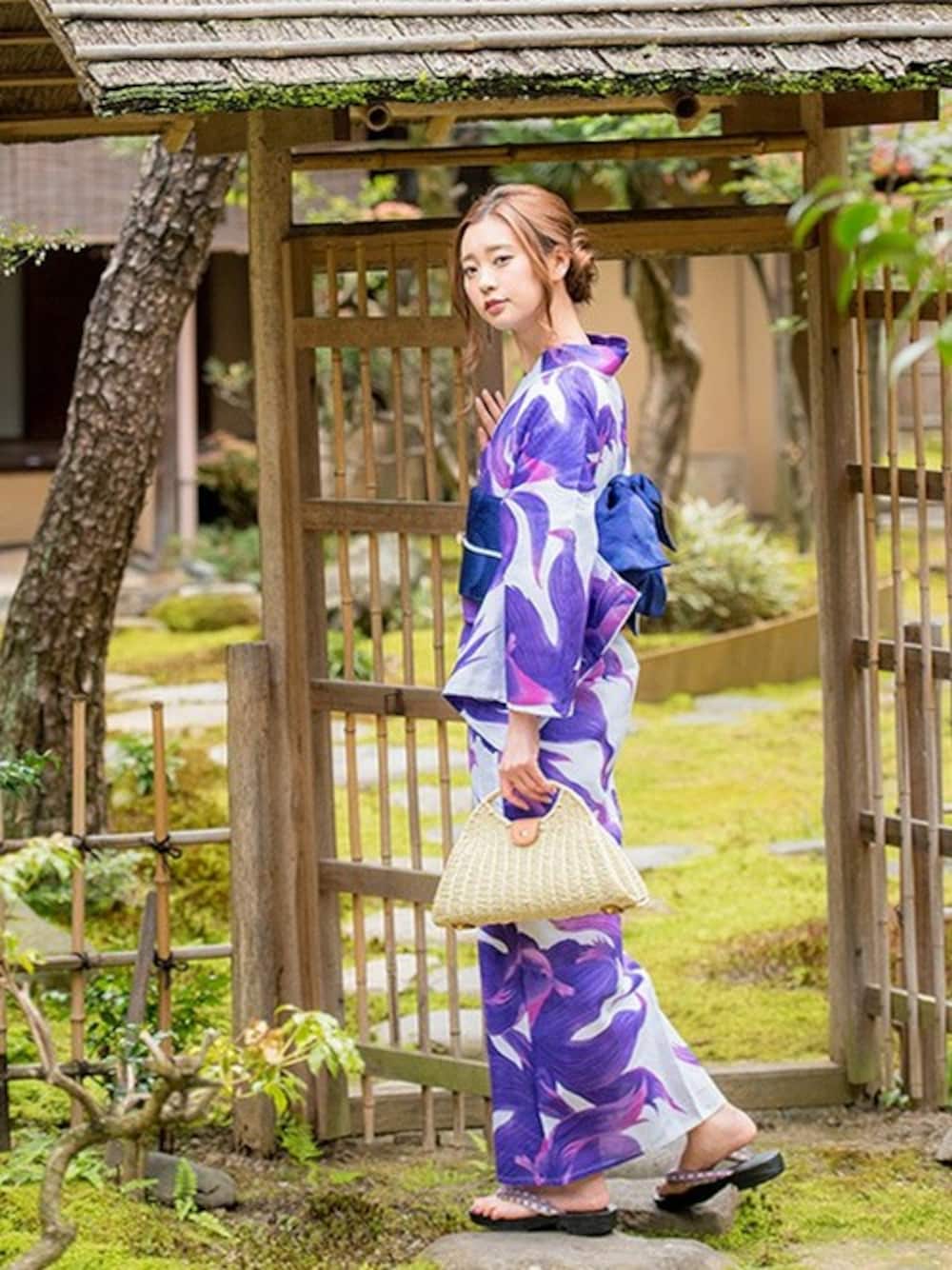 「夏、浴衣、レトロ、夏コーデ、花火大会、お祭り、ゆかた、浴衣女子、浴衣 紫、kimonomachi」｜「kimonomachiの女性浴衣単品 パープル 熱帯魚　（浴衣、パープル系）」を使った、KIMONOMACHIさん（レディース・168cm）の夏コーディネートの1枚目の写真