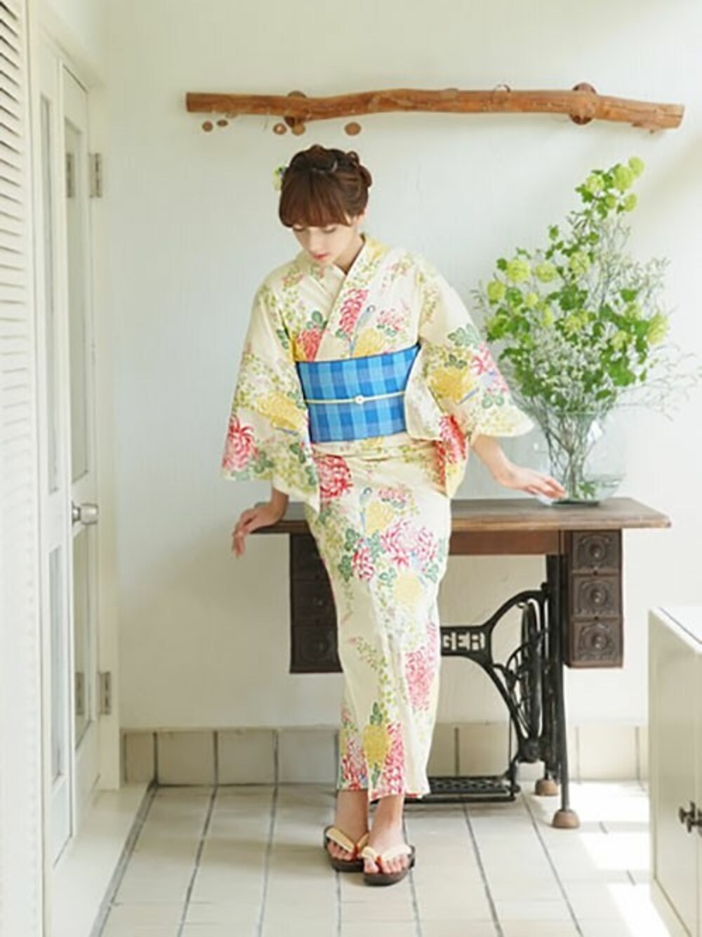 KIMONOMACHIさんの「女性浴衣単品 クリーム 菊とオウム　（kimonomachi）」を使ったコーディネート