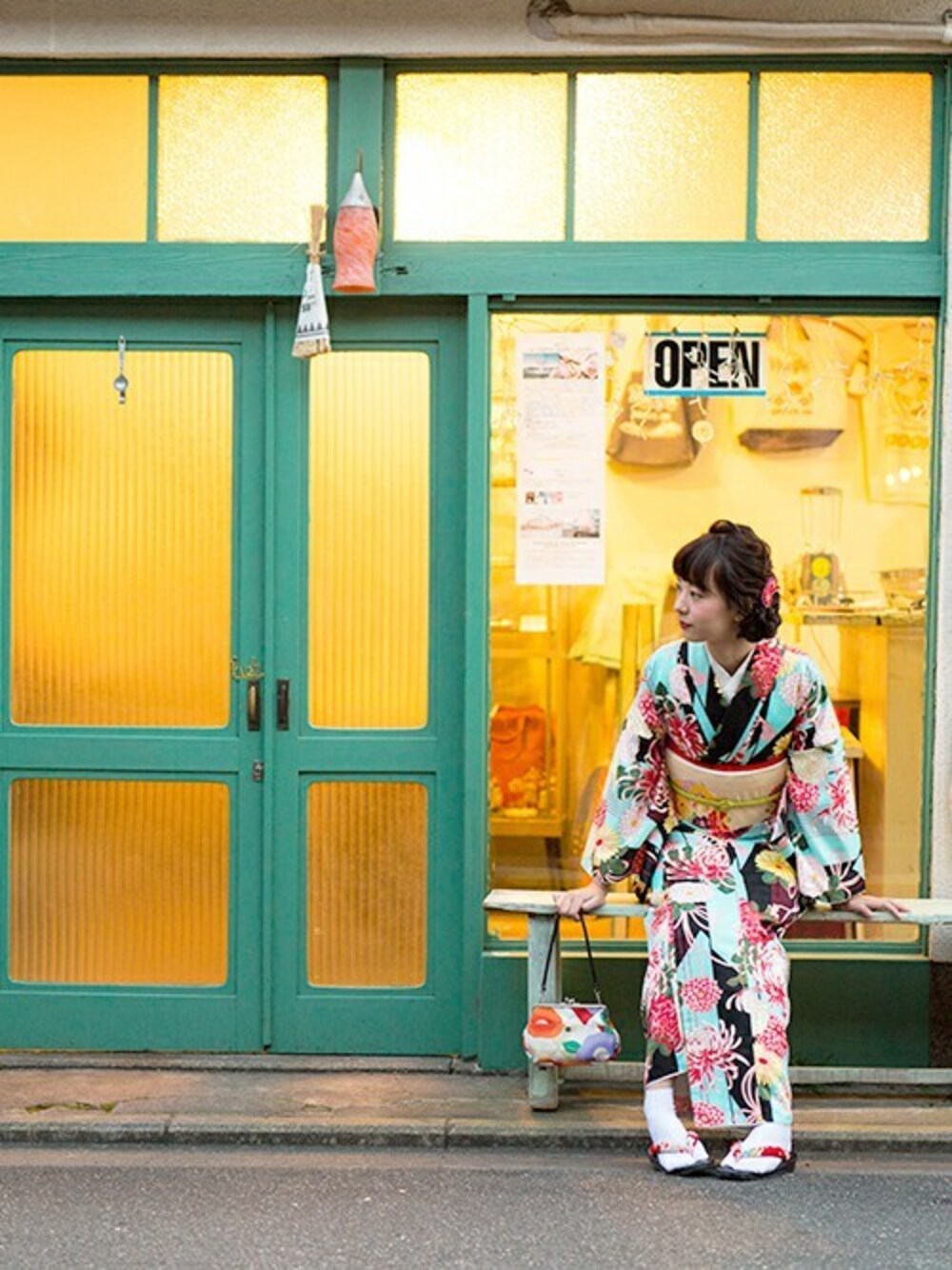「京都、和装、和服、きもの、帯、がまぐち、夢館、着物女子、カジュアル着物、kimonomachi」｜「kimonomachiの五色帆布堂がま口バッグ「鱗椿 赤」（浴衣、レッド系）」を使った、KIMONOMACHIさん（レディース・168cm）の冬コーディネートの1枚目の写真