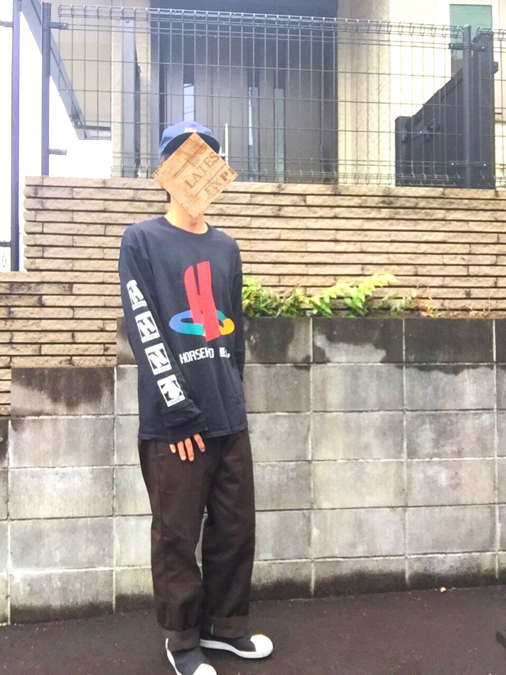 「ブラック、ロールアップ、ビッグシルエット、ラフ、春コーデ」｜「adidasのオリジナルス スーパースタースリッポン[Superstar Slip On W]（スリッポン、ブラック系）」を使った、やんすけさん（メンズ・173cm）の春コーディネートの1枚目の写真