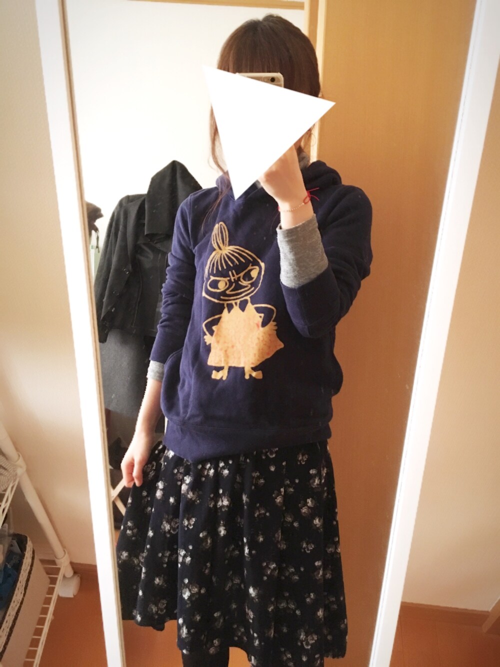 「休日スタイル、プチプラコーデ、ラフ、ユニクロ、パーカー、花柄、花柄スカート、ムーミン、重ね着、タートルネック」｜「UNIQLOのアイテム（パーカー、ブルー系）」を使った、みちさん（レディース・152cm）の春コーディネートの1枚目の写真