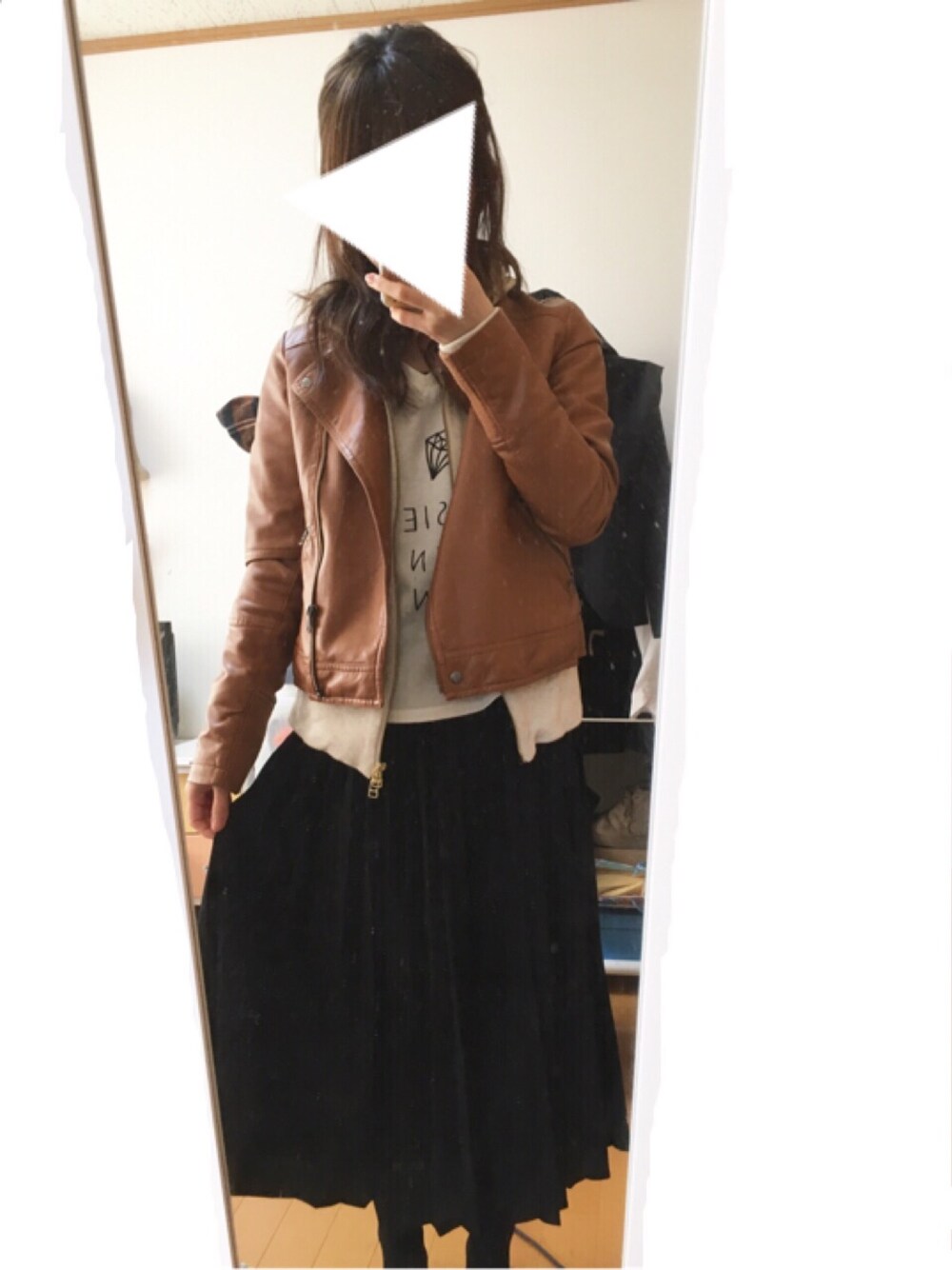 「春コーデ、オトナカジュアル、プチプラコーデ、パーカー、ライダース、プリーツスカート、Tシャツ、ロゴT、カジュアル、GU」｜「LOWRYS FARMのアイテム（ライダースジャケット、ブラウン系）」を使った、みちさん（レディース・152cm）の春コーディネートの1枚目の写真