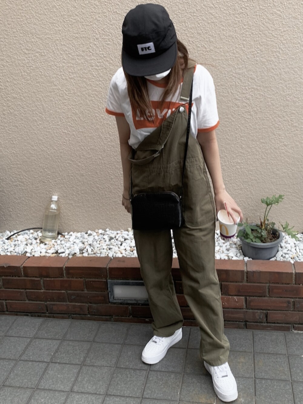 「今日のコーデ、オトナカジュアル、秋のコーデ、カジュアルコーデ、ootd、サロペット、オーバーオール」｜「H&Mのアイテム（バッグ、ブラック系）」を使った、maaarumiiiさん（レディース・155cm）の秋コーディネートの1枚目の写真