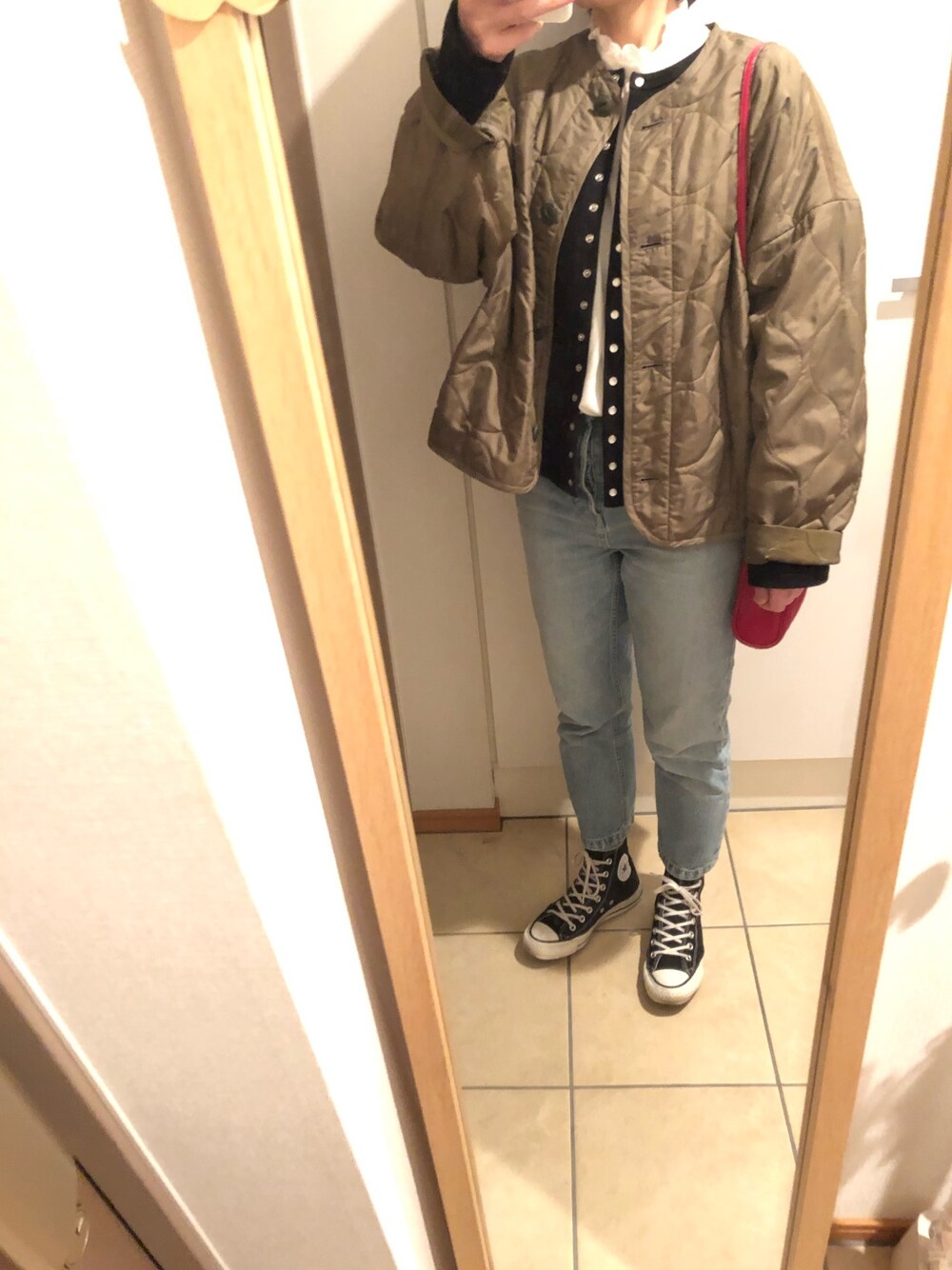 「フリル、ブラウス、きれいめカジュアル」｜「BLACK BY MOUSSYのHUILA blue denim（デニムパンツ、ブルー系）」を使った、syarakoさん（レディース・156cm）の春コーディネートの1枚目の写真