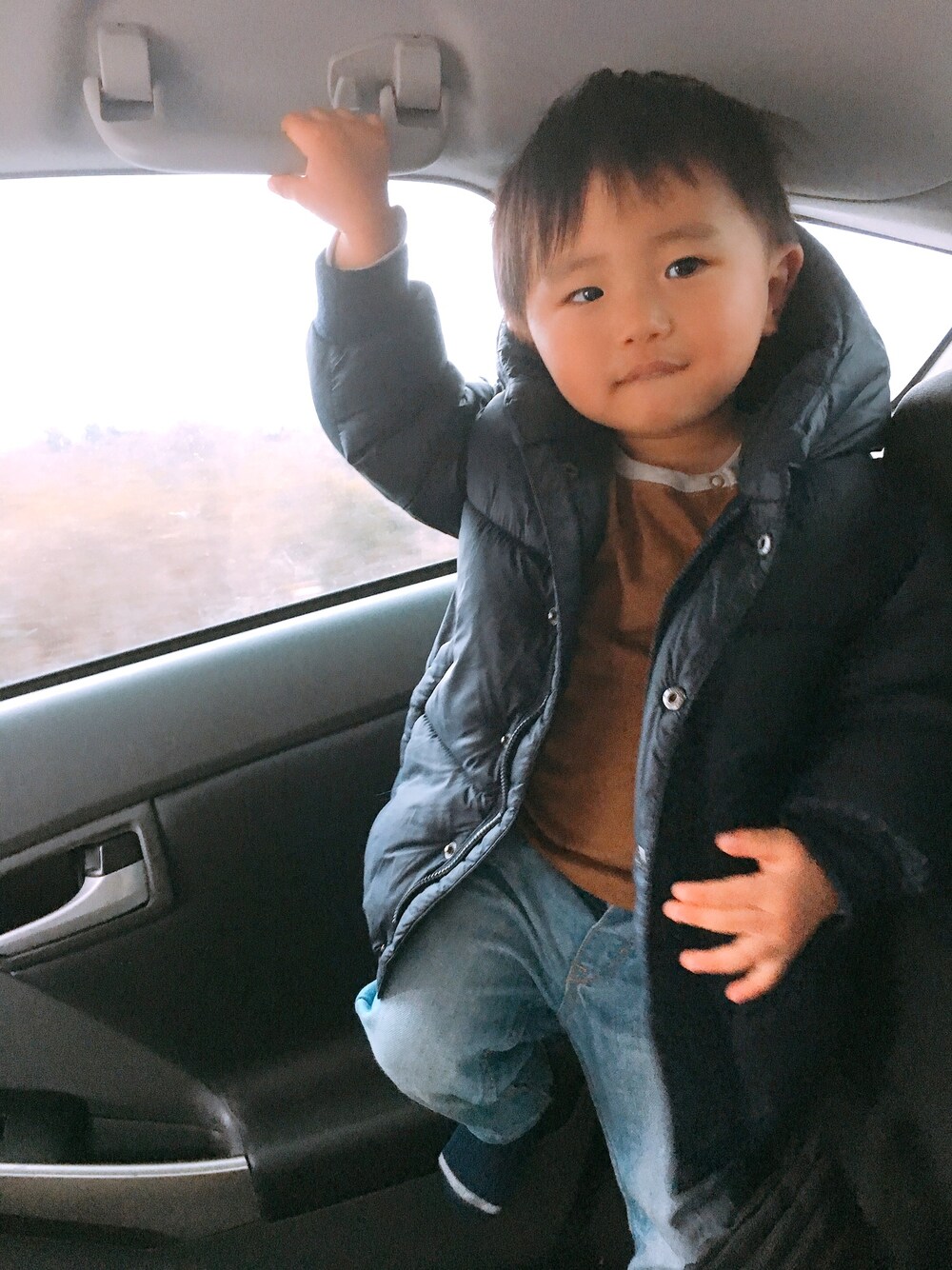 ブルー系のダウンジャケット/コート、グレー系のTシャツ/カットソー、ブラック系のソックス/靴下を着用したキッズの冬コーディネートの1枚目の写真