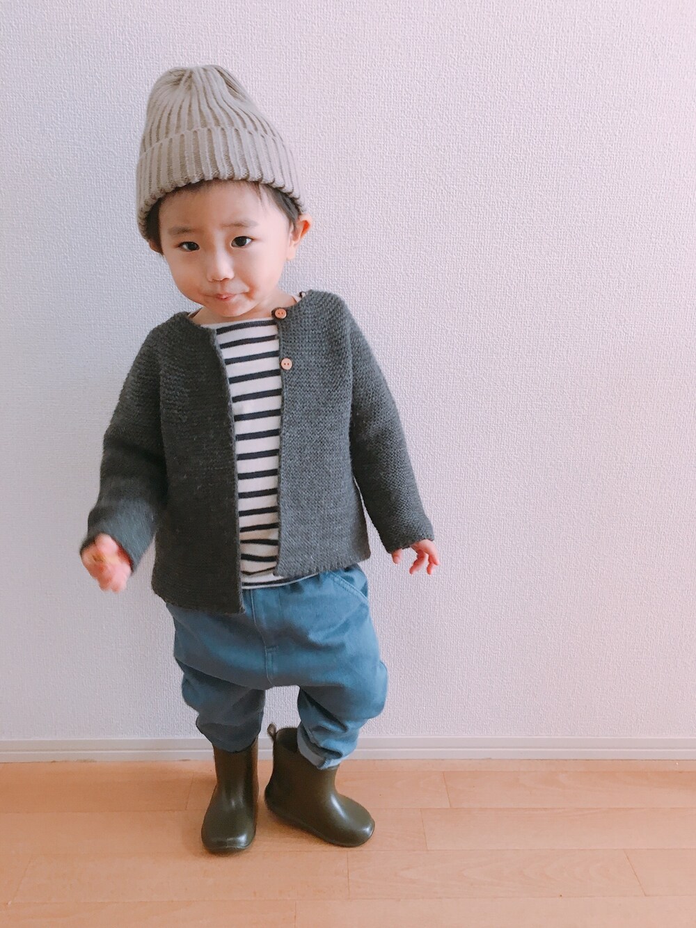 「キッズコーデ、キッズファッション、カーディガン、ニット帽、レインブーツ、デニム、デニムパンツ、2歳、おとこのこ」｜「ZARA KIDSのアイテム（デニムパンツ、ブルー系）」を使った、KOppiiiiiさん（キッズ・90cm）の冬コーディネートの1枚目の写真