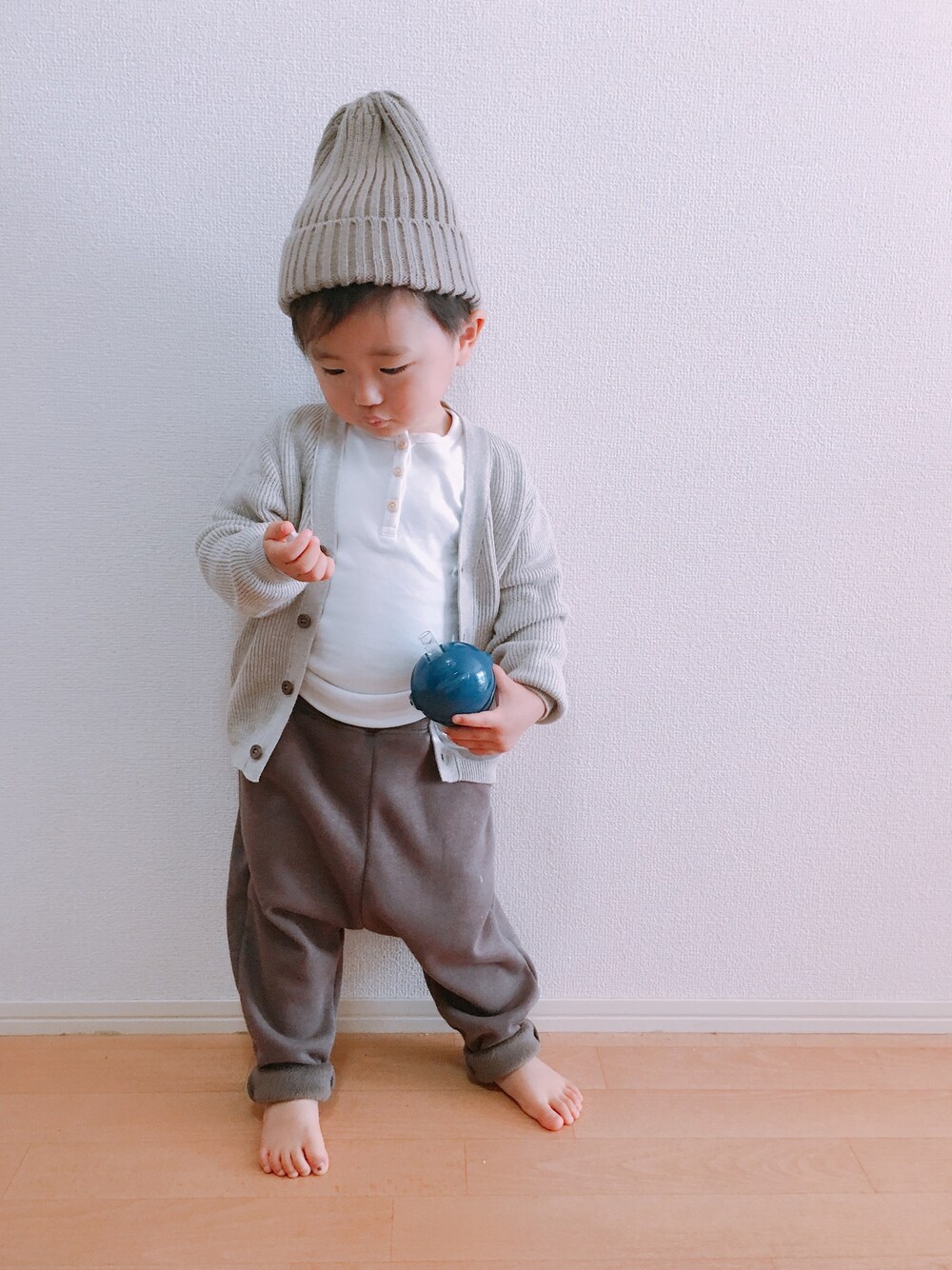 「ZARA、ニットカーディガン、キッズコーデ、キッズファッション、春コーデ、ニット帽、2歳、サンドカラー」｜「ZARA KIDSのアイテム（カーディガン/ボレロ、ベージュ系）」を使った、KOppiiiiiさん（キッズ・90cm）の冬コーディネートの1枚目の写真