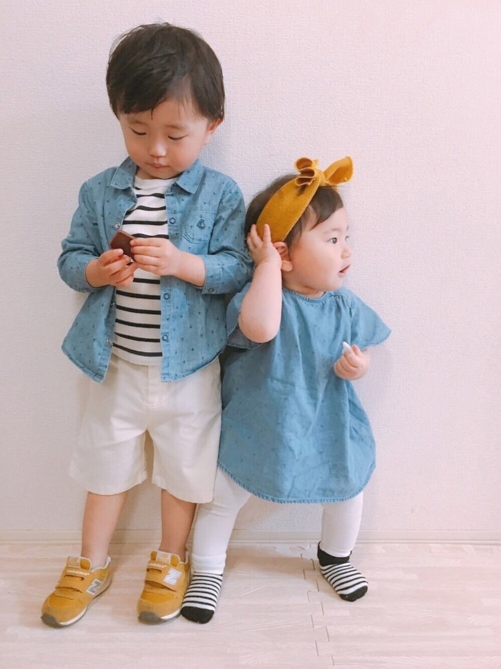 ブルー系のシャツ/ブラウス、ホワイト系のTシャツ/カットソー、ホワイト系のパンツを着用したキッズの春コーディネートの1枚目の写真