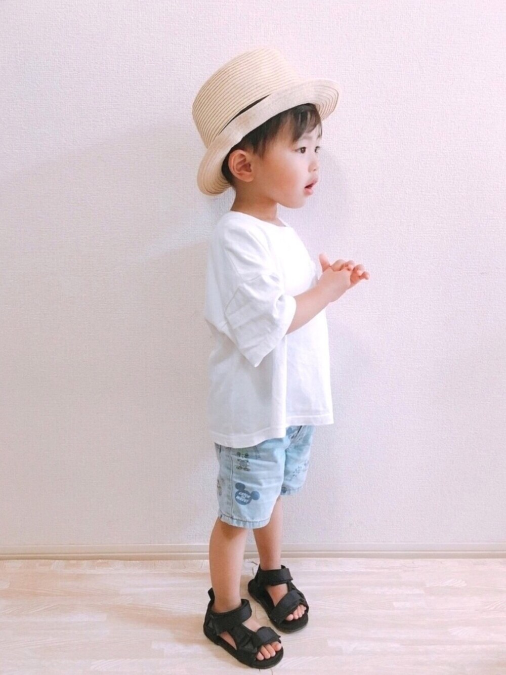 「キッズコーデ、キッズファッション、kids、ZARA、ミッキー、ディズニー、ハーフパンツ、白Tシャツ、スポーツサンダル」｜「devirockのBIGシルエットTシャツ（Tシャツ/カットソー、ホワイト系）」を使った、KOppiiiiiさん（キッズ・90cm）の夏コーディネートの1枚目の写真