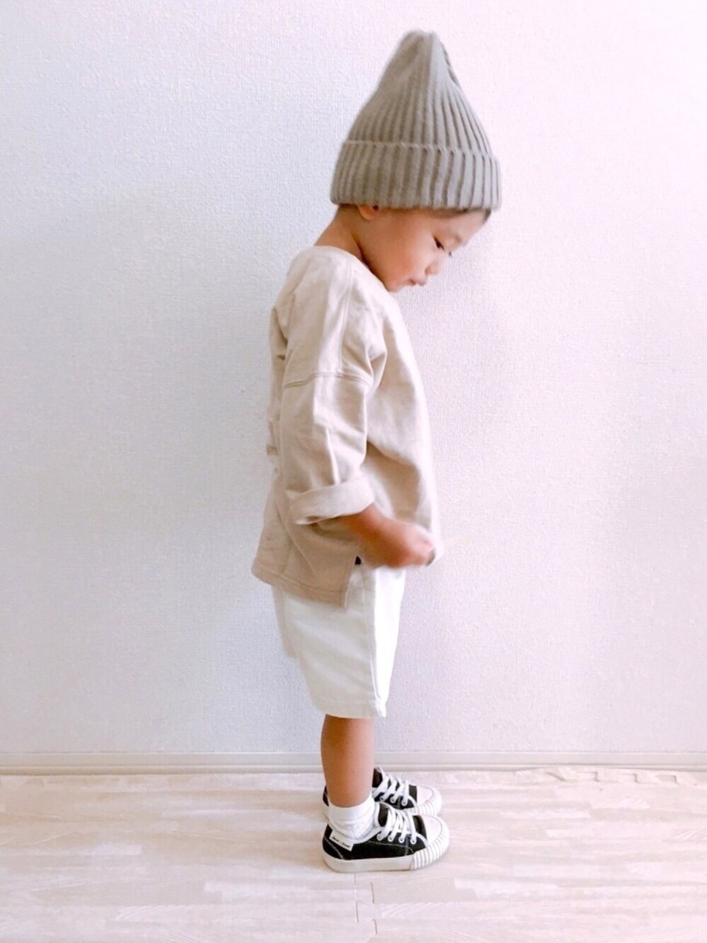 ベージュ系のTシャツ/カットソー、その他のTシャツ/カットソー、ホワイト系のパンツを着用したキッズの秋コーディネートの1枚目の写真
