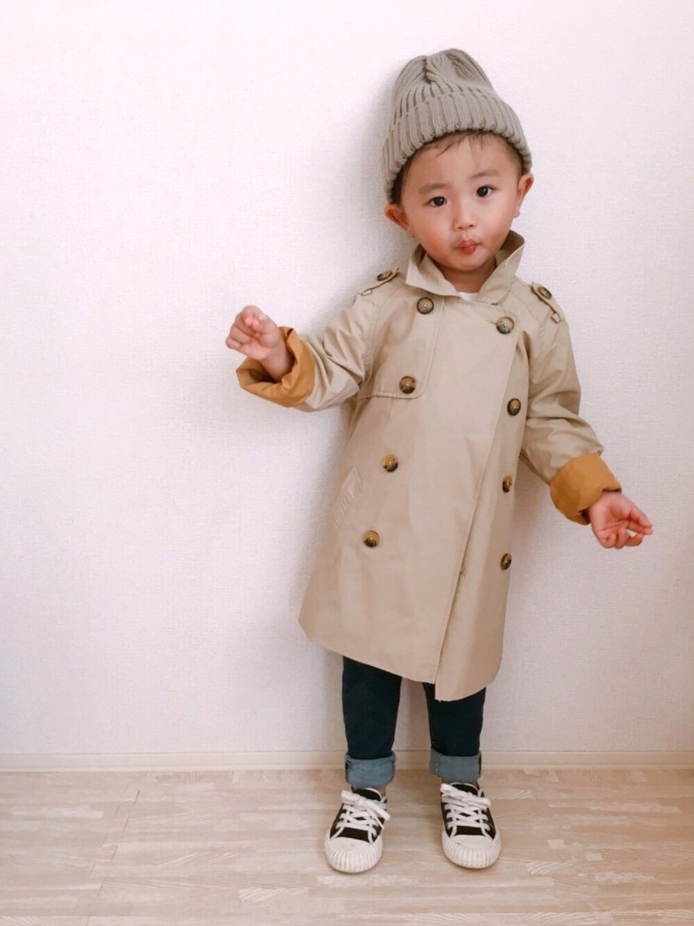 「トレンチコート、秋コーデ、シンプル、カジュアルコーデ、キッズコーデ、キッズファッション、kids、3歳、デニム、ZARA」｜「ZARA KIDSのアイテム（トレンチコート、ベージュ系）」を使った、KOppiiiiiさん（キッズ・90cm）の秋コーディネートの1枚目の写真