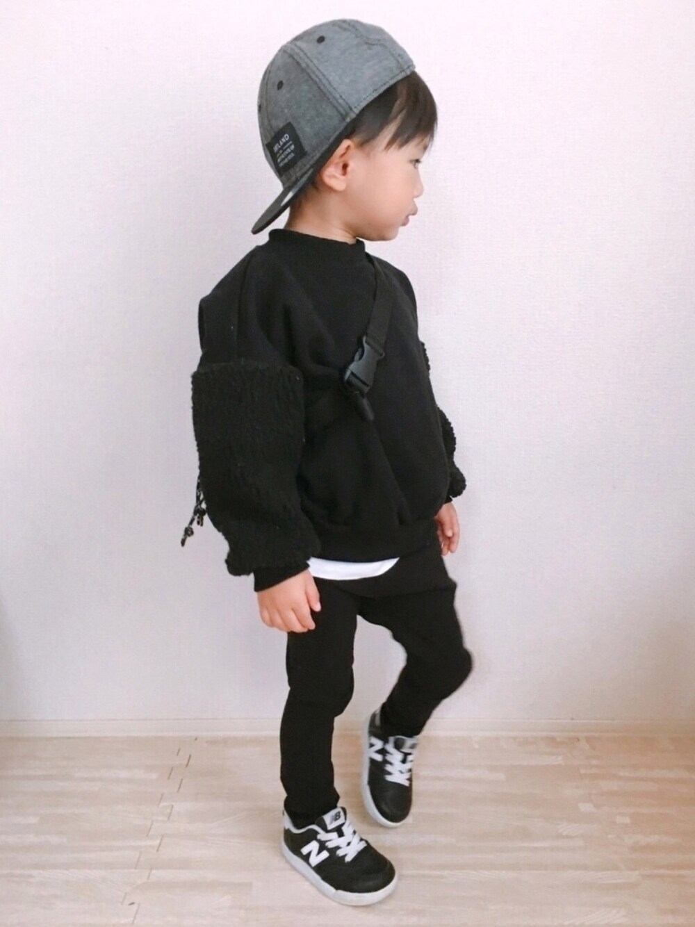 「やっぱりストリートが好き、モノトーン、キャップ、キャップ後ろかぶり、秋のコーデ、ボア、スキニー、3歳、キッズコーデ、キッズファッション」｜「devirockのスウェットモックネック袖ボアトレーナー（スウェット、ブラック系）」を使った、KOppiiiiiさん（キッズ・90cm）の秋コーディネートの1枚目の写真