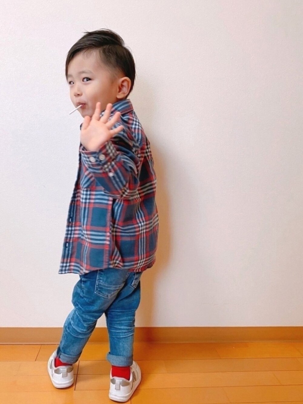 「キッズコーデ、キッズファッション、3歳、チェック、チェックシャツ、カジュアル、男の子、おとこのこ、デニムパンツ、ZARA」｜「TOMMY HILFIGERのマルチカラーチェックシャツ（シャツ/ブラウス、レッド系）」を使った、KOppiiiiiさん（キッズ・90cm）の冬コーディネートの1枚目の写真