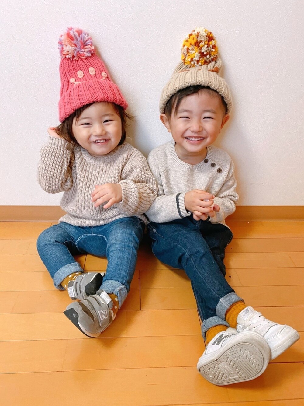 ベージュ系のニット/セーター、ブルー系のデニムパンツ、ホワイト系のスニーカーを着用したキッズの冬コーディネートの1枚目の写真