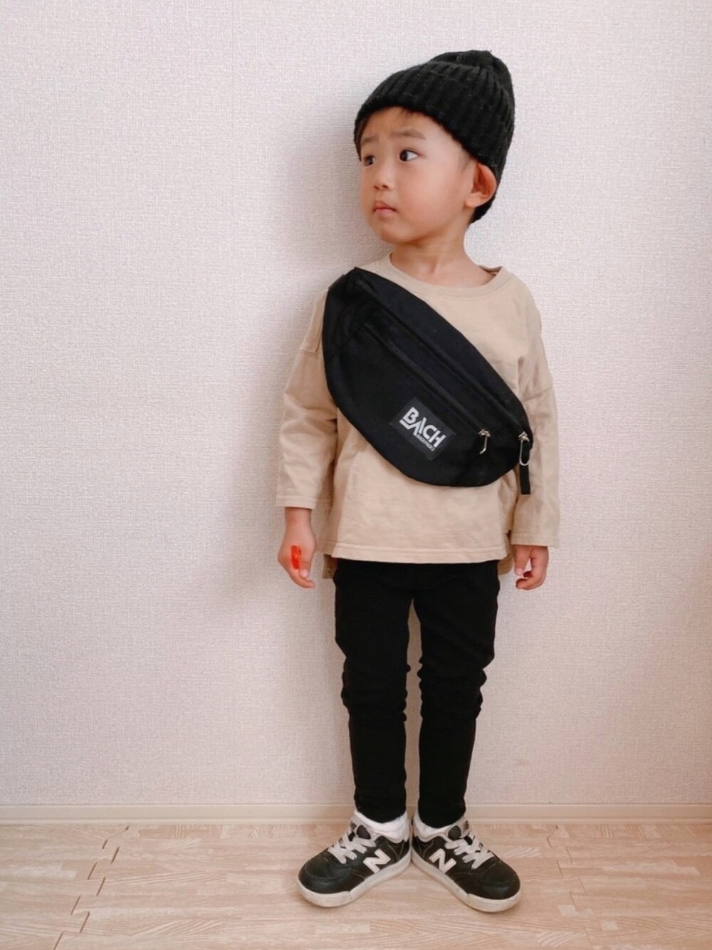 「kids、プチプラ、キッズファッション、キッズコーデ、シンプル、シンプルコーデ、ウエストポーチ、3歳、おとこのこ、男の子」｜「devirockのスリット入りミニ裏毛7分袖Tシャツ カットソー（Tシャツ/カットソー、ベージュ系）」を使った、KOppiiiiiさん（キッズ・90cm）の冬コーディネートの1枚目の写真