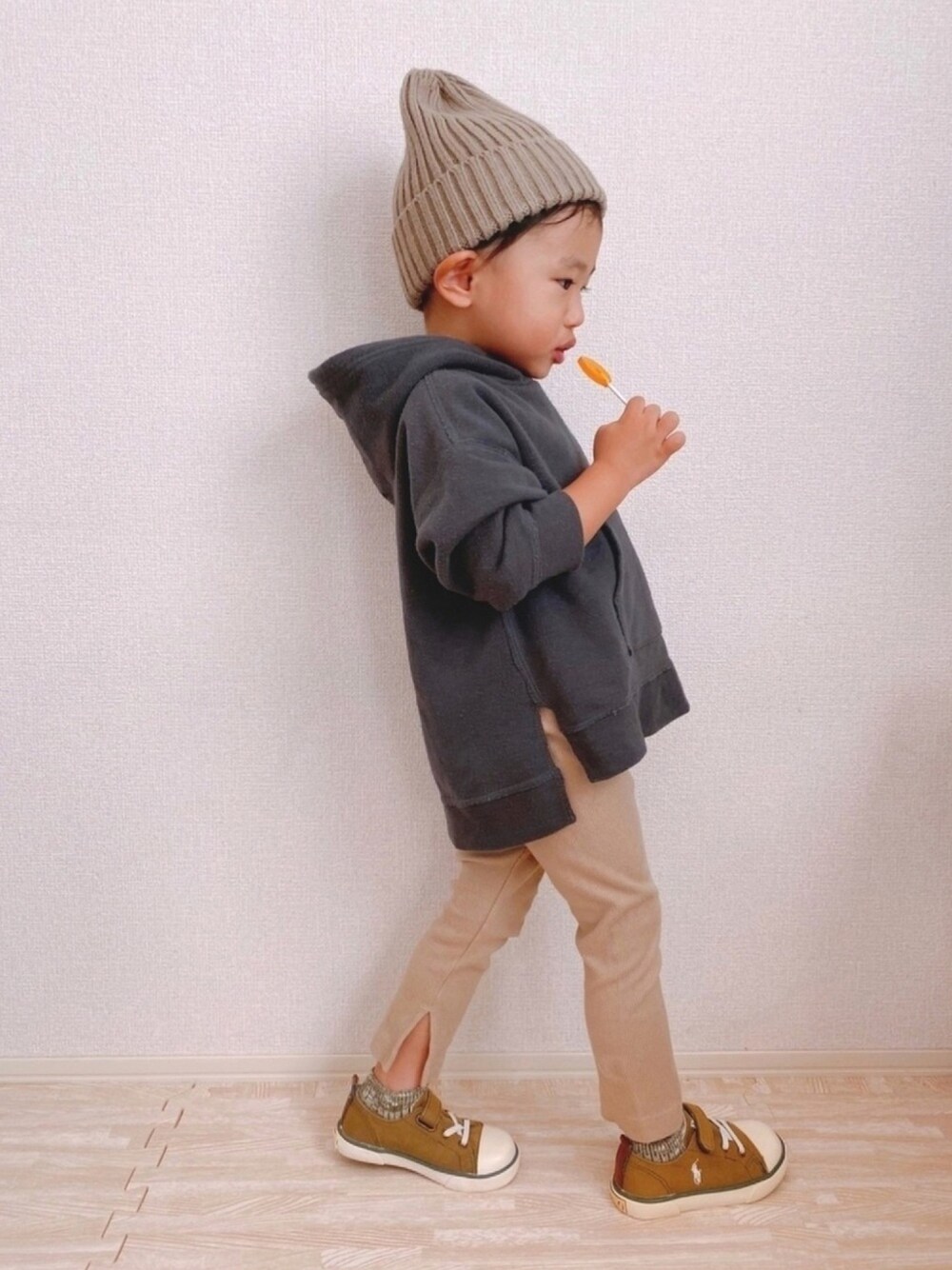 「男の子コーデ、キッズファッション、リブレギンス、リブパンツ、スリットパンツ、スリットレギンス、パーカー、キッズコーデ、3歳、レギンス」｜「CIAOPANIC TYPYの【WEB限定】あったかビッグスウェットプルパーカー（パーカー、グレー系）」を使った、KOppiiiiiさん（キッズ・90cm）の秋コーディネートの1枚目の写真