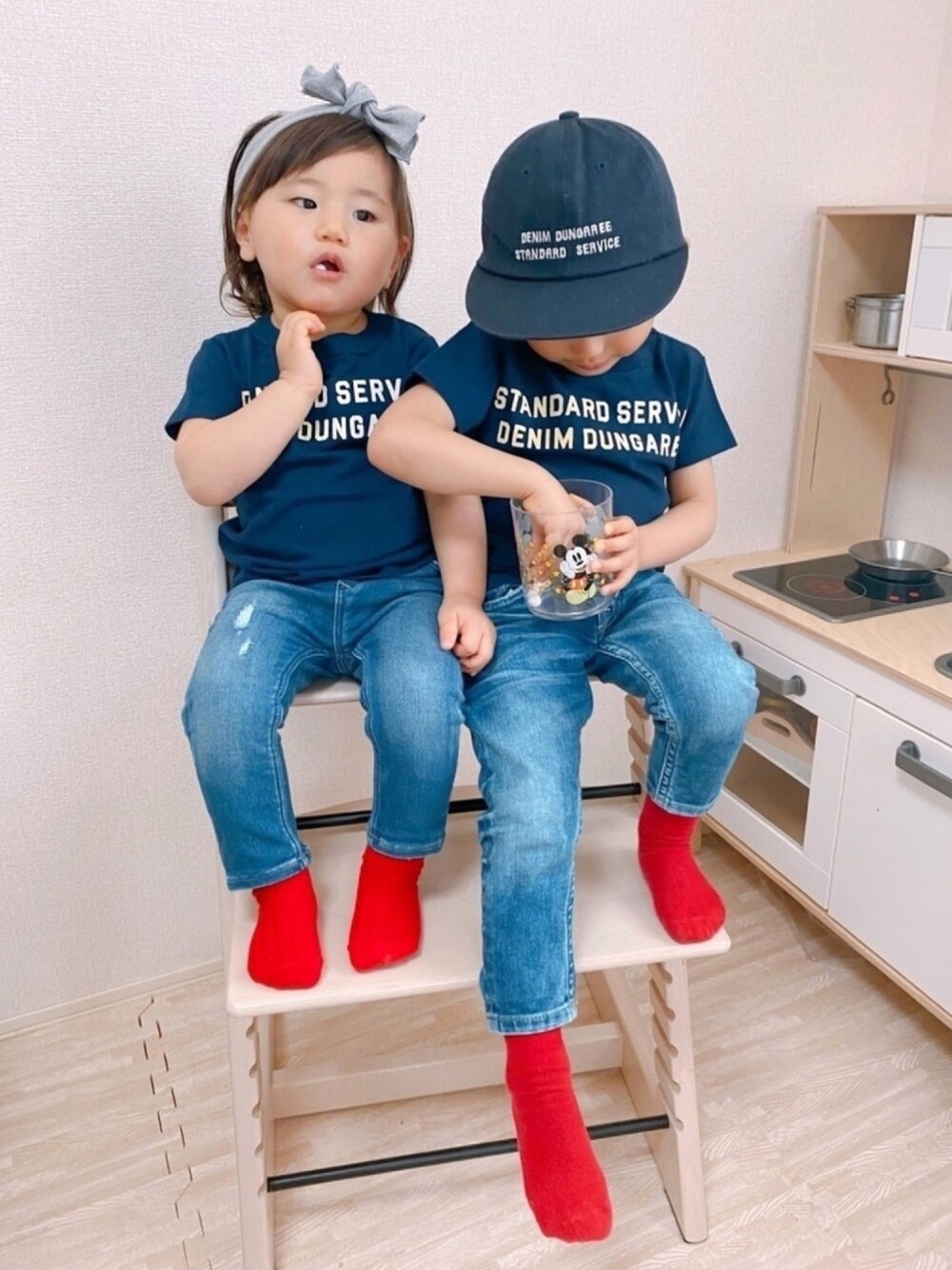 ブルー系のTシャツ/カットソー、ブルー系のデニムパンツ、ブルー系のデニムパンツを着用したキッズの春コーディネートの1枚目の写真