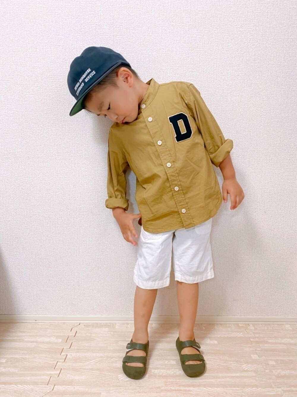イエロー系のシャツ/ブラウス、ホワイト系のその他パンツ、グリーン系のサンダルを着用したキッズの夏コーディネートの1枚目の写真