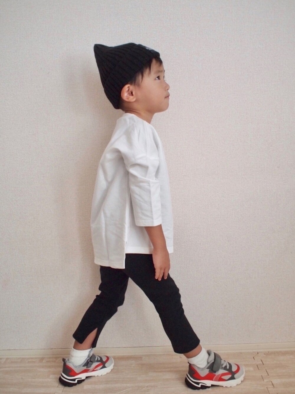 ホワイト系のTシャツ/カットソー、グレー系のスニーカー、ブラック系のレギンス/スパッツを着用したキッズの秋コーディネートの1枚目の写真