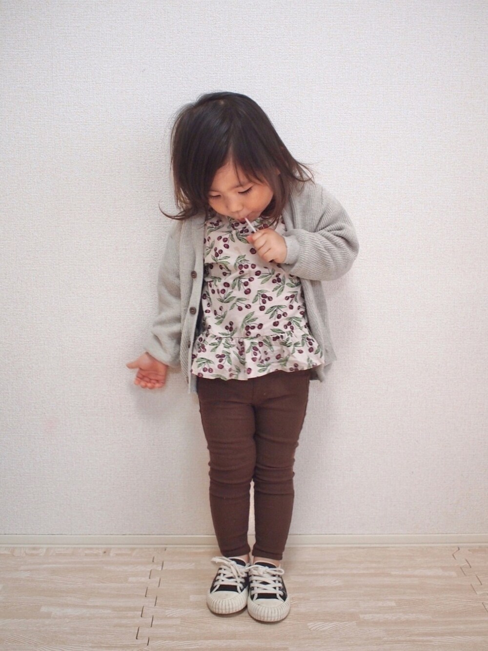 「ブラウン、スキニー、スキニーパンツ、カーディガン、ZARA、ZARA KIDS、キッズファッション、女の子、2歳」｜「petit mainのチェリープリント半袖プルオーバー（Tシャツ/カットソー、ピンク系）」を使った、KOppiiiiiさん（キッズ・90cm）の秋コーディネートの1枚目の写真