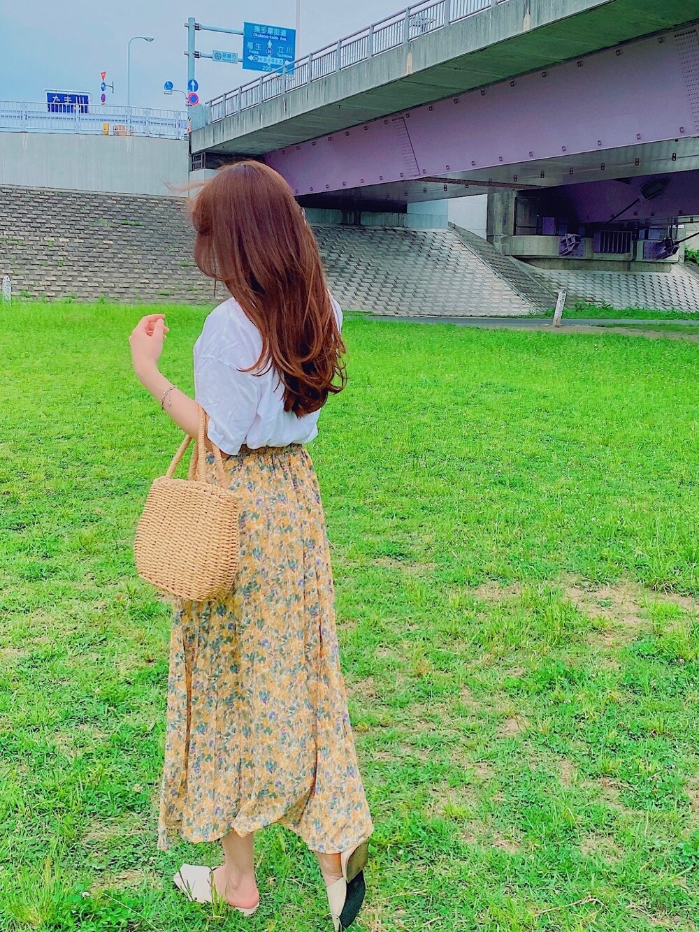 「summer、おちびさん、おチビコーデ、ロングスカート、フラワー、花柄スカート、韓国ファッション、韓国スタイル、シンプルコーデ、白Tシャツ」｜「SLOW MOODのアイテム（スカート、イエロー系）」を使った、SLOW MOODさん（レディース・150cm）の夏コーディネートの1枚目の写真